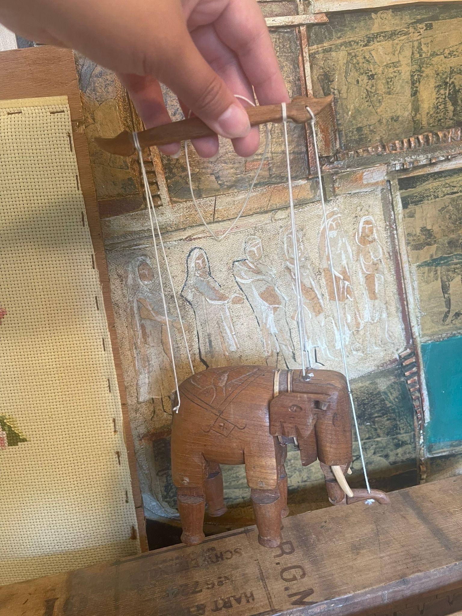 Handgefertigte Elefanten-Marionette aus Holz im Angebot 3