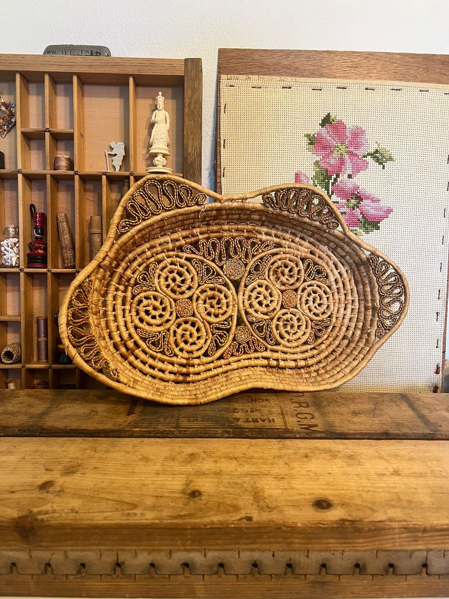 Vintage Handgeflochtenes Korbtablett. Brot servieren Korb. Vintage Condition wie abgebildet. Die Auflistung ist nur für den beschriebenen Artikel. Nur online kaufen. Box H2

Abmessungen. 15