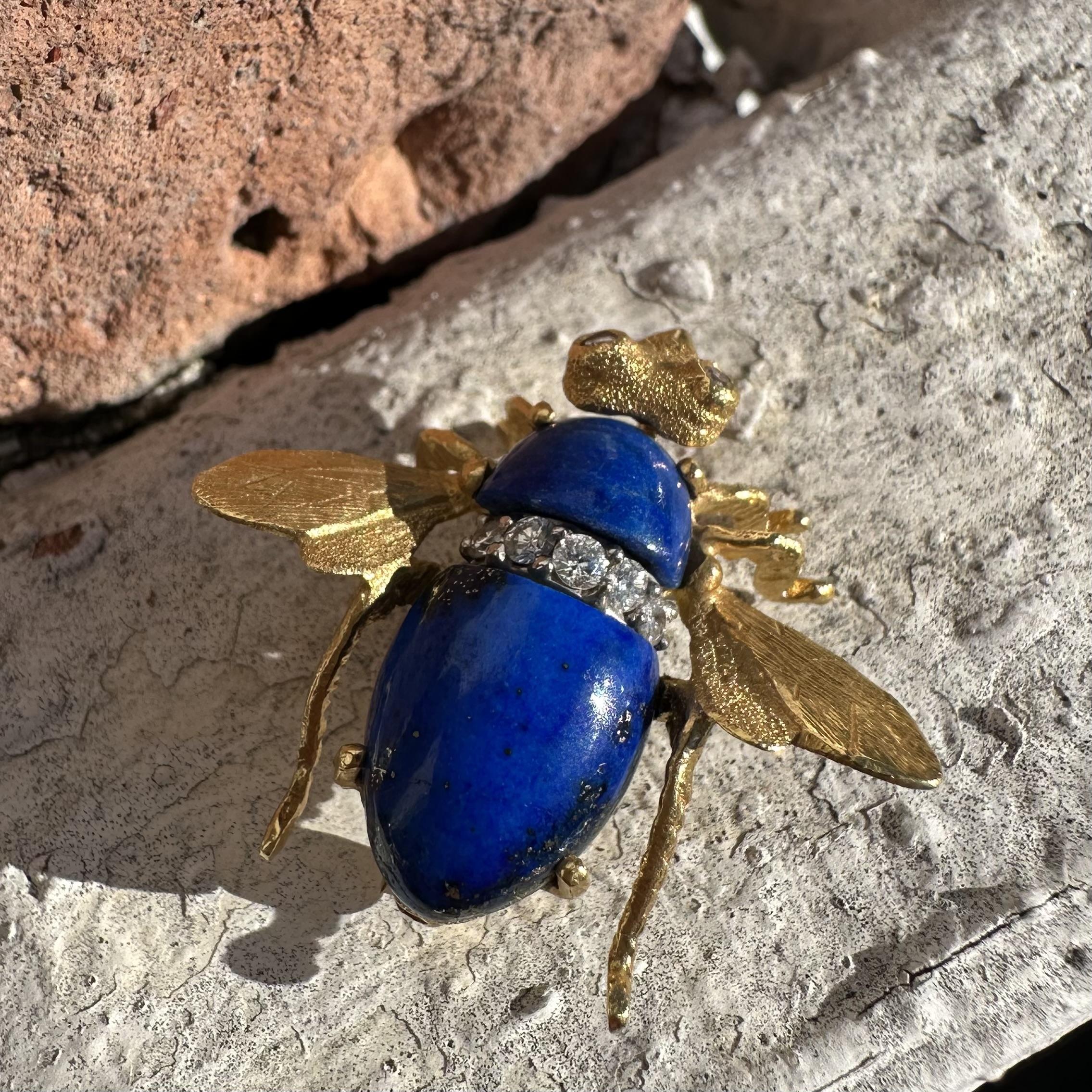 --Stein(e):--
(2) Natürlicher echter Lapislazuli - Cabochon im Sonderschliff - Zackenfassung - Farbe Blau - 5,4x8mm & 12,7x9,7mm (ca.)
(7) Natürlicher echter Diamant - runder Brillantschliff - Pave Set - Farbe F/G - Reinheit VS1/VS2 - 0,35ctw
