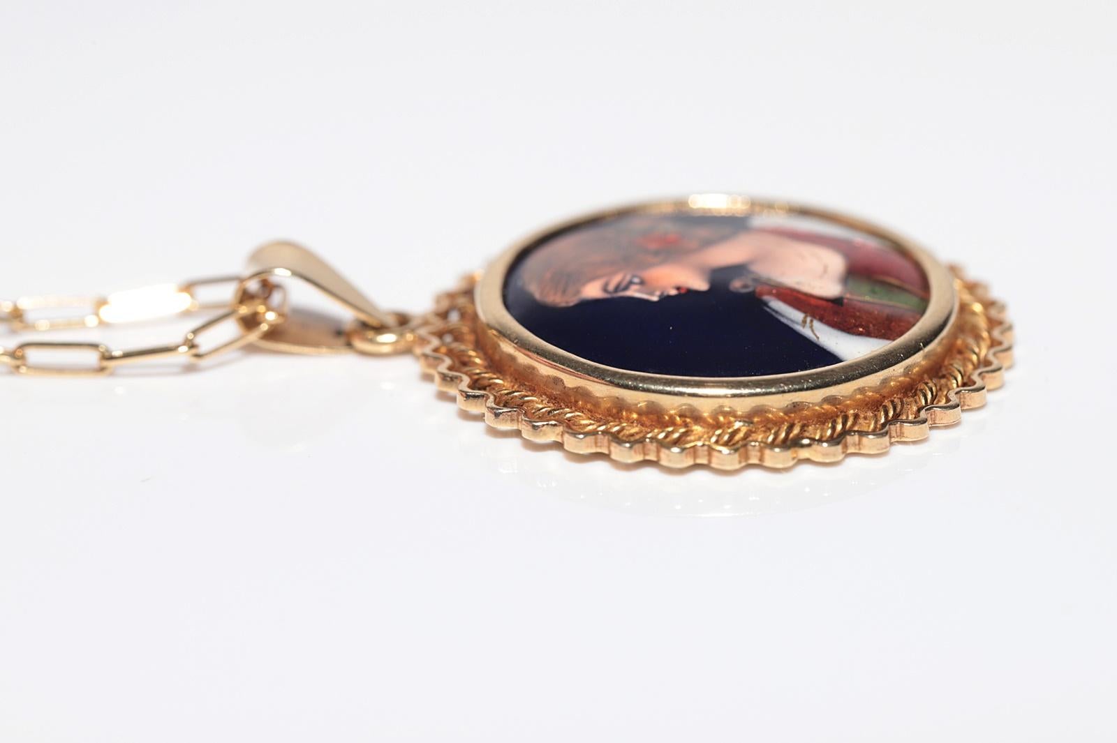 Collier à pendentifs en or 14k peint à la main et orné d'une dame en vente 5