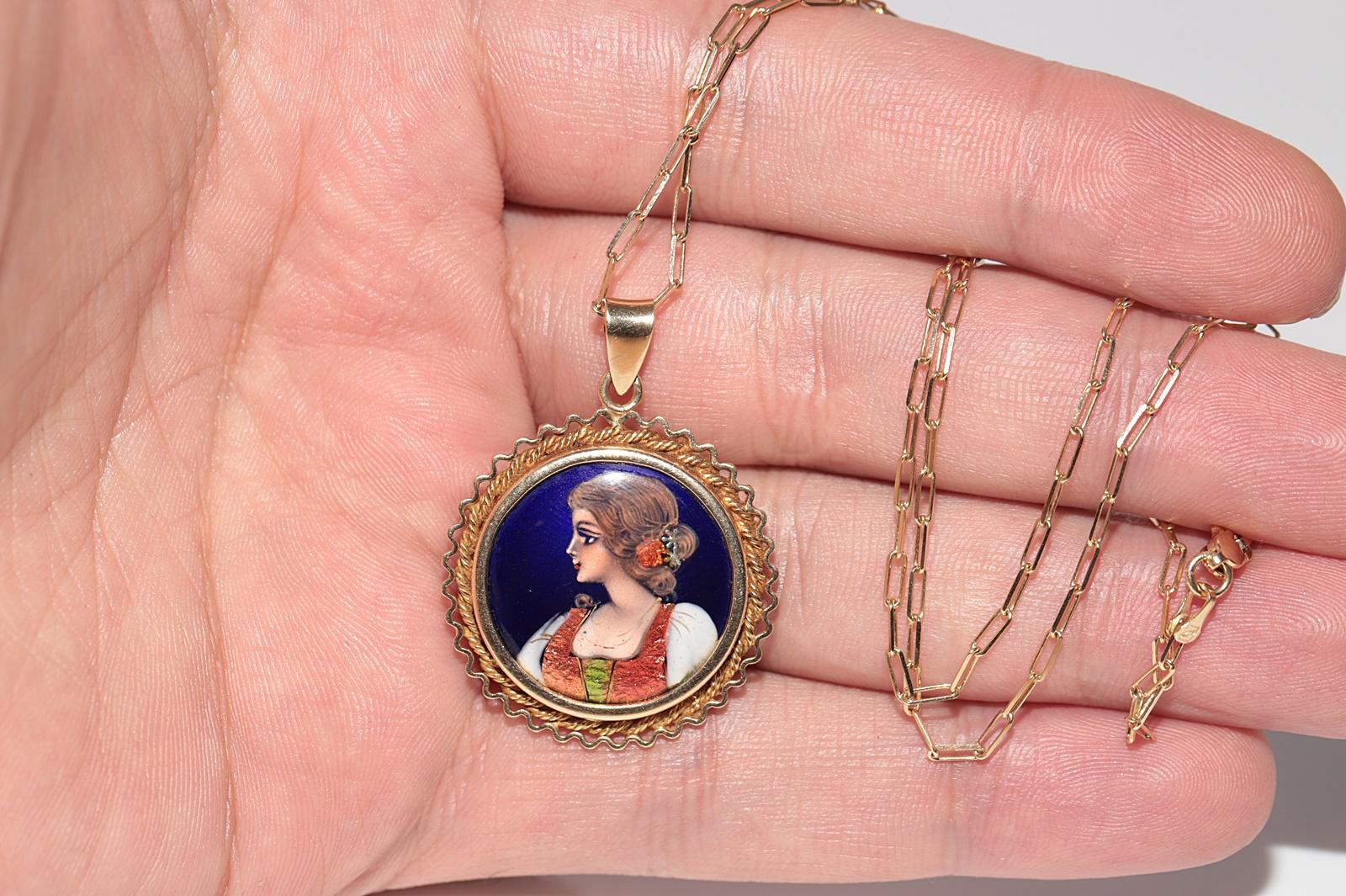 Collier à pendentifs en or 14k peint à la main et orné d'une dame en vente 6