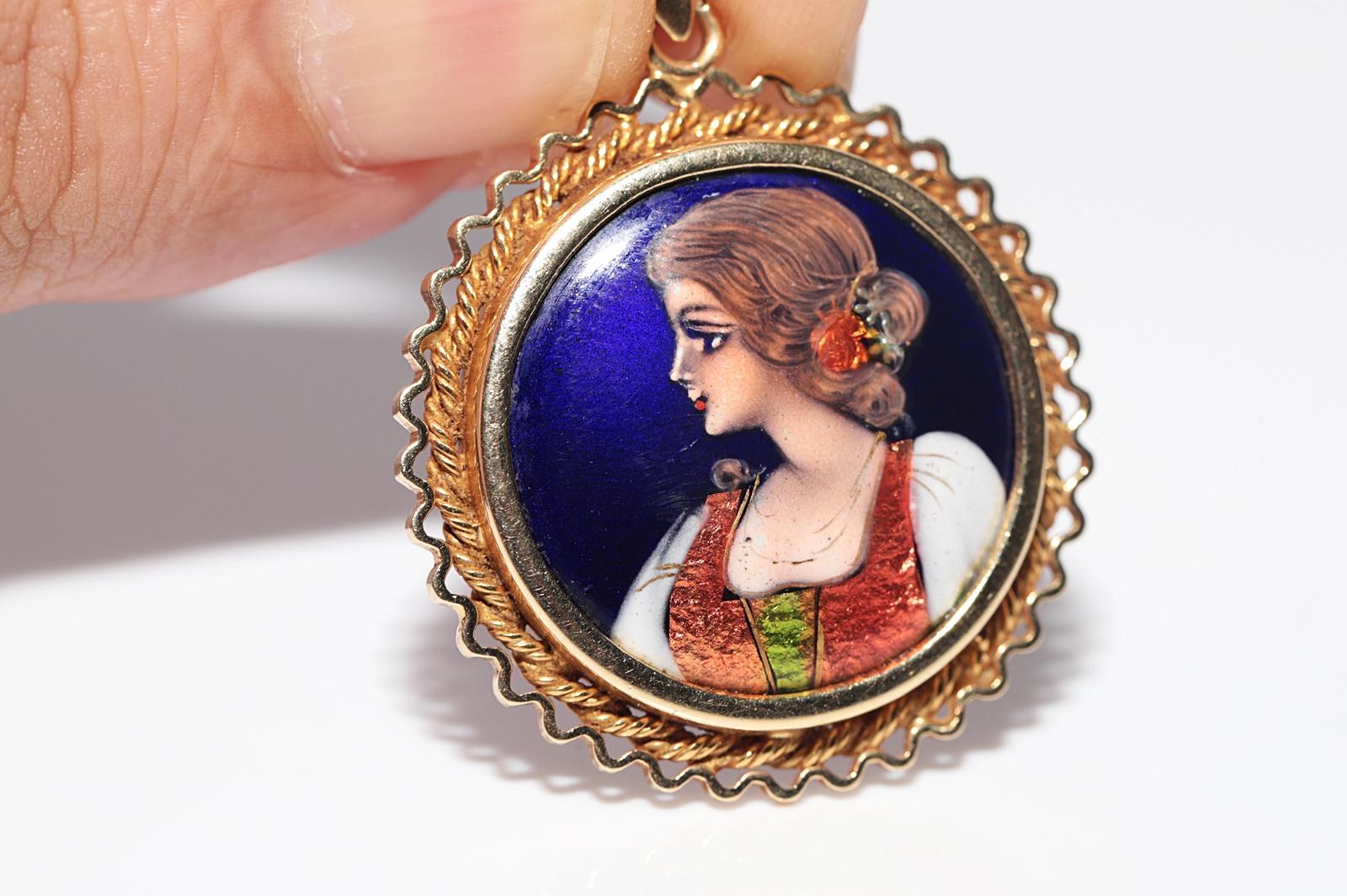 Collier à pendentifs en or 14k peint à la main et orné d'une dame en vente 7