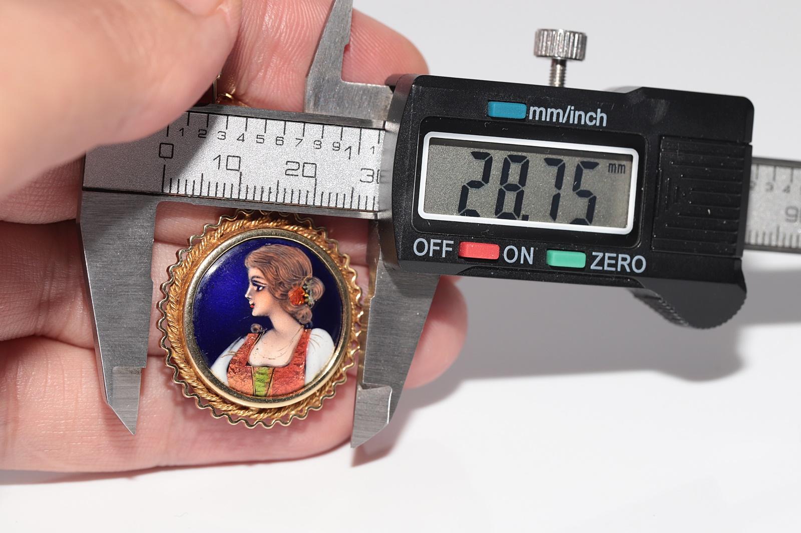 Collier à pendentifs en or 14k peint à la main et orné d'une dame en vente 8