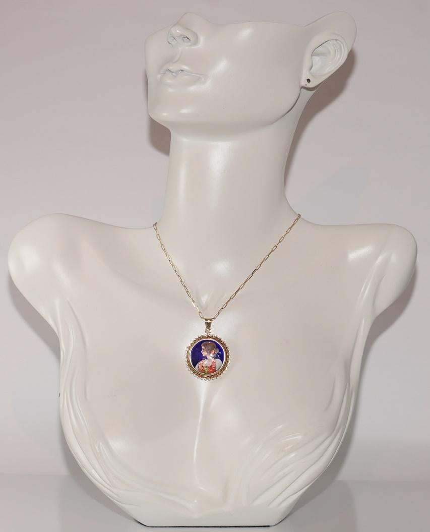 En très bon état.
Le poids total est de 8.4 grammes.
La longueur totale de la chaîne est de 45 cm.
N'hésitez pas à nous contacter pour toute question.