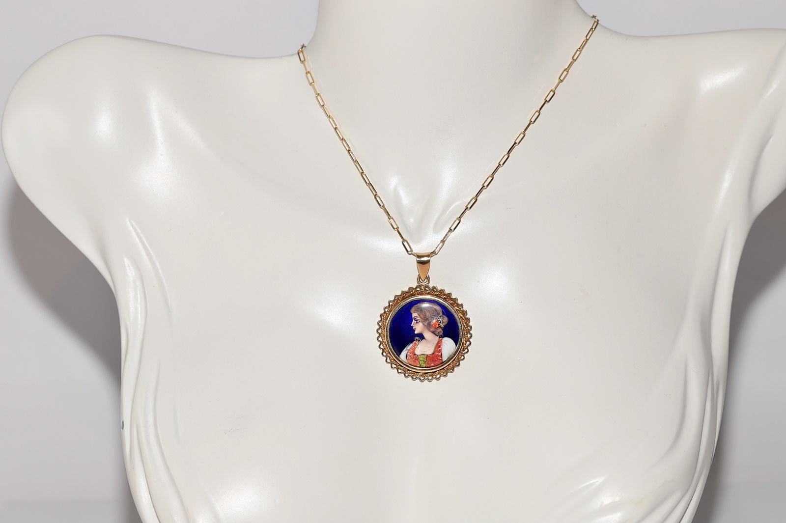 Rétro Collier à pendentifs en or 14k peint à la main et orné d'une dame en vente