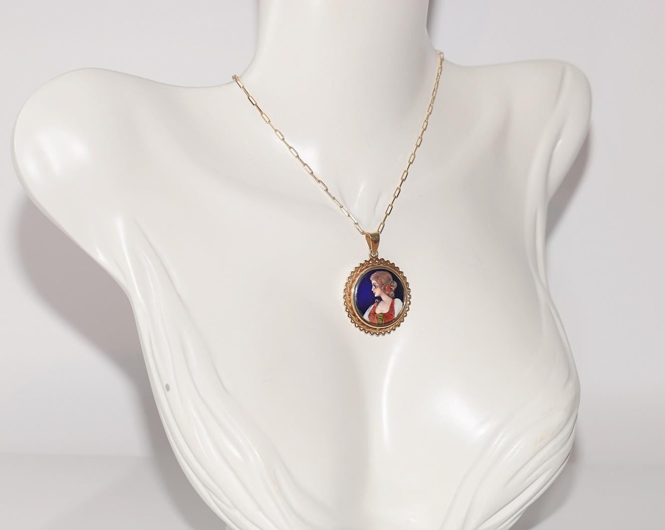 Collier à pendentifs en or 14k peint à la main et orné d'une dame Pour femmes en vente