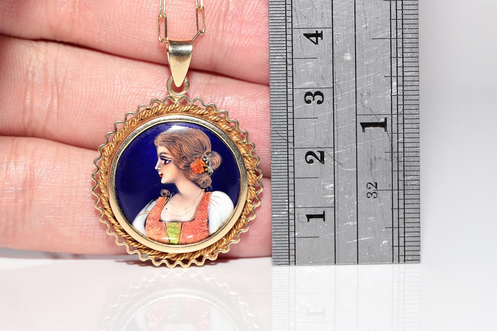 Collier à pendentifs en or 14k peint à la main et orné d'une dame en vente 1