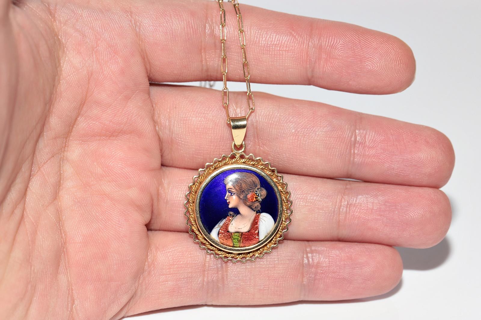 Collier à pendentifs en or 14k peint à la main et orné d'une dame en vente 2