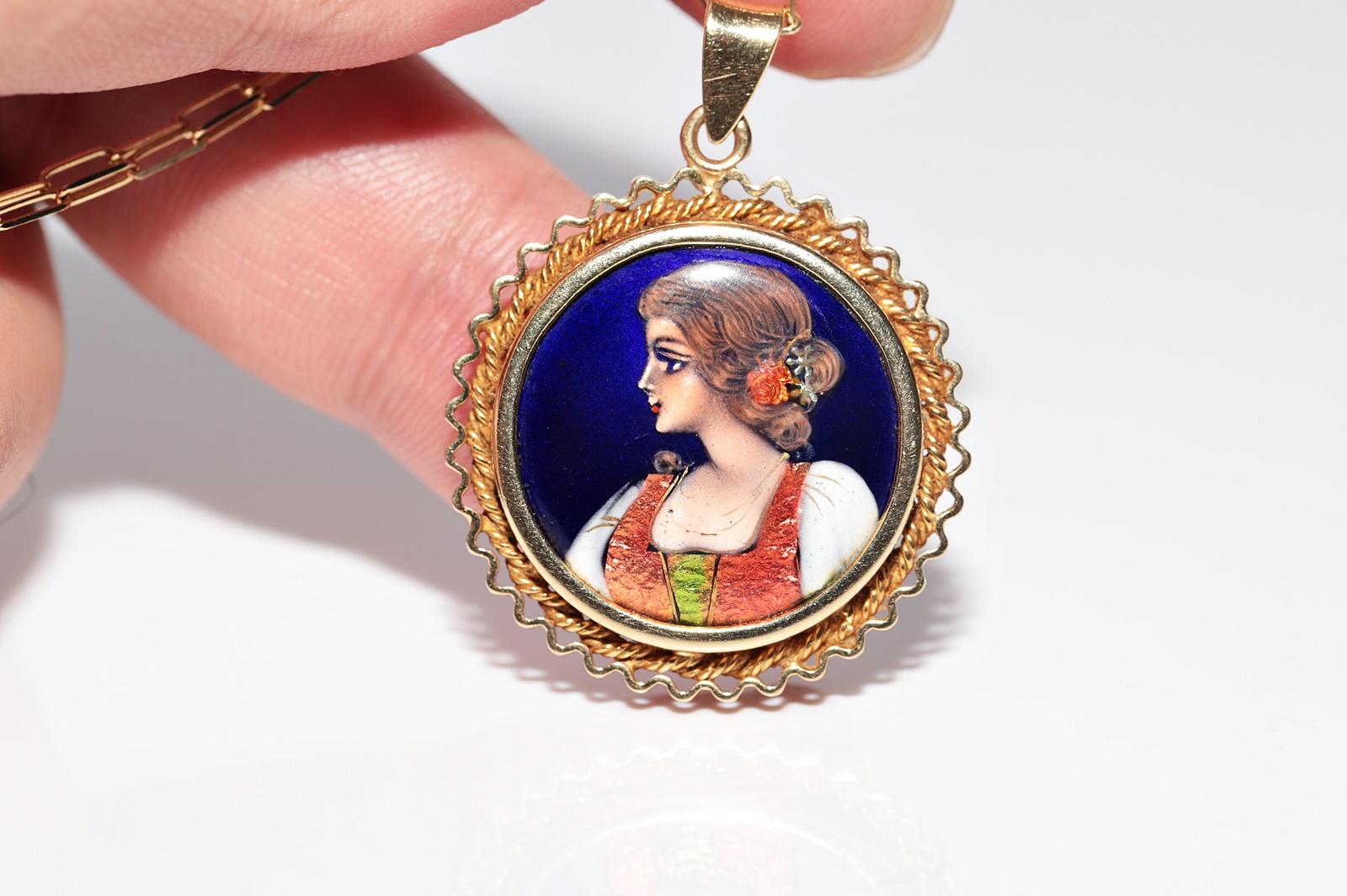 Collier à pendentifs en or 14k peint à la main et orné d'une dame en vente 3