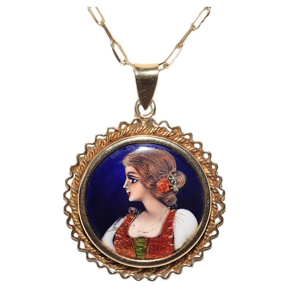 Collier à pendentifs en or 14k peint à la main et orné d'une dame en vente