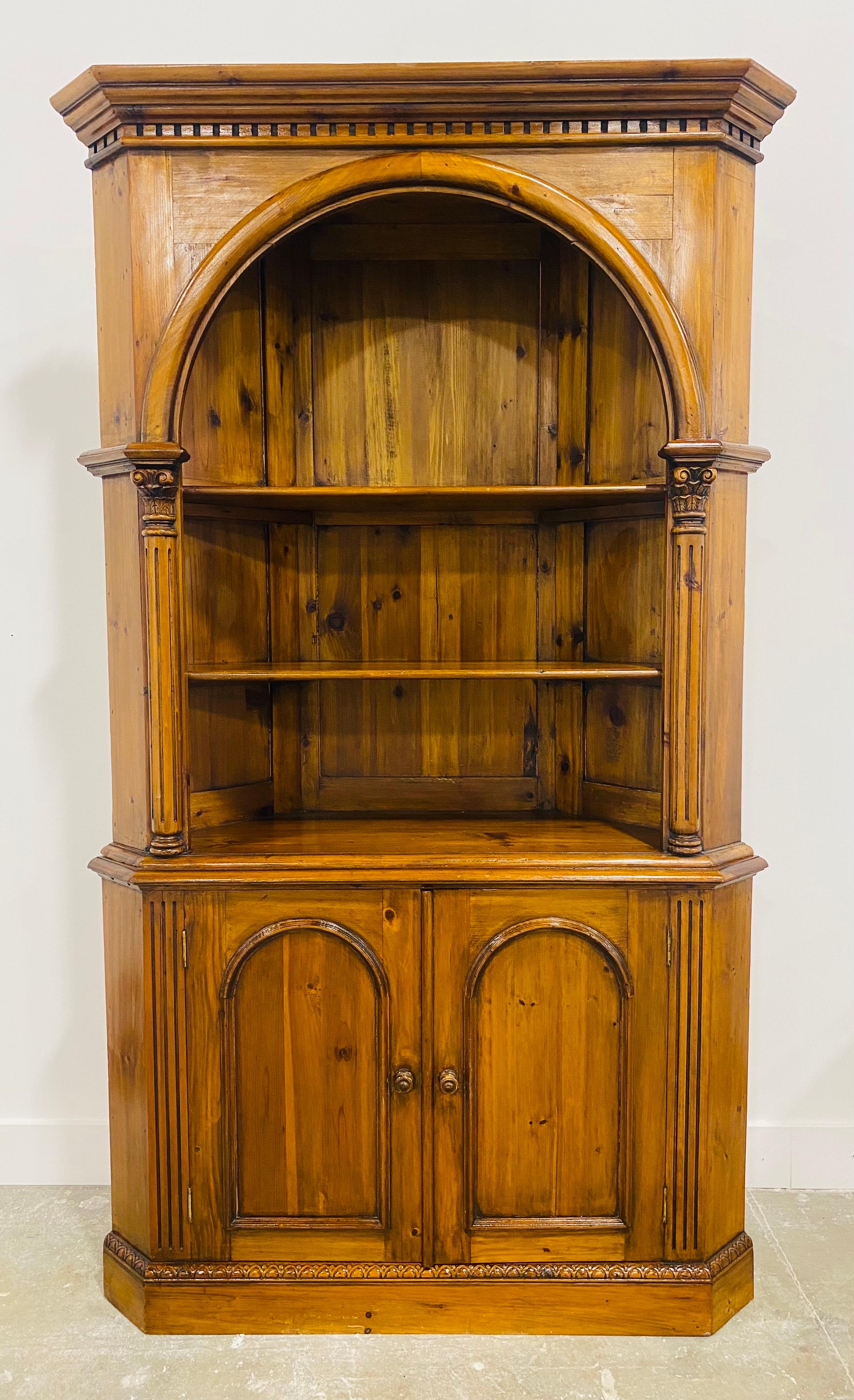 Vintage handsome Georgian style pine corner cupboard/cabinet In Good Condition For Sale In Allentown, PA