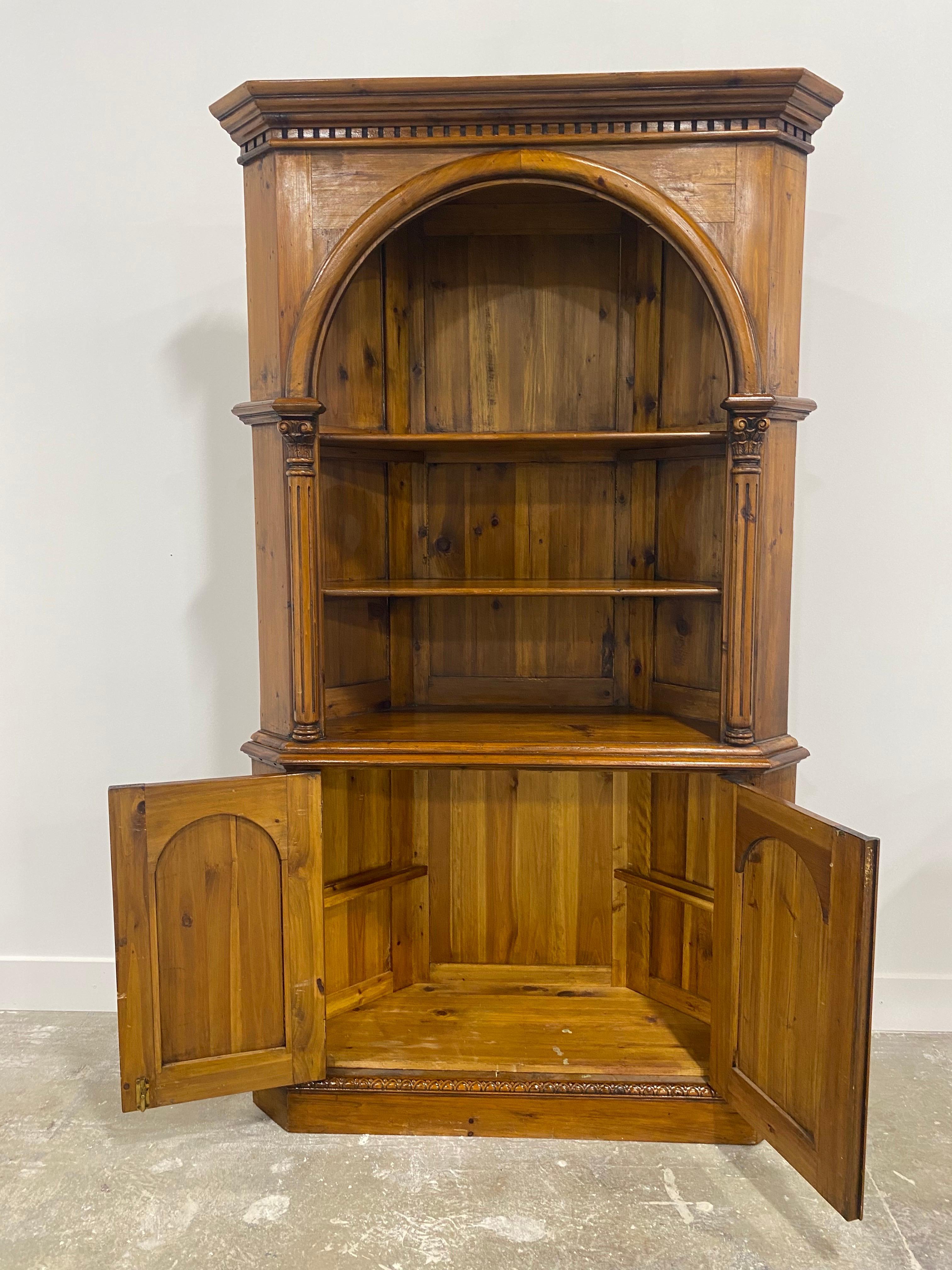 Wood Vintage handsome Georgian style pine corner cupboard/cabinet For Sale
