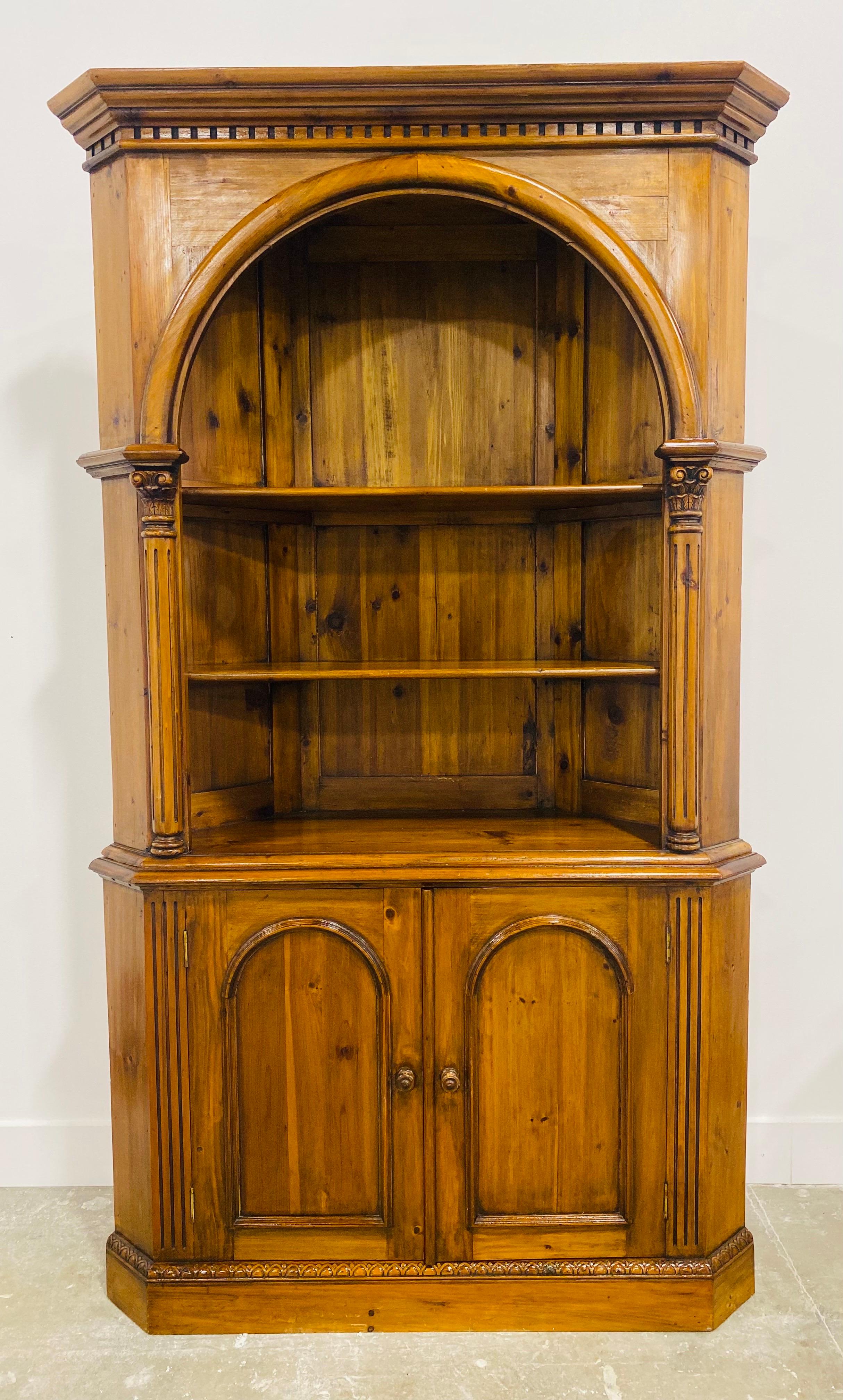 Vintage handsome Georgian style pine corner cupboard/cabinet For Sale 2