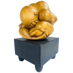 Figura maschile d'epoca scolpita a mano con piedistallo nero.