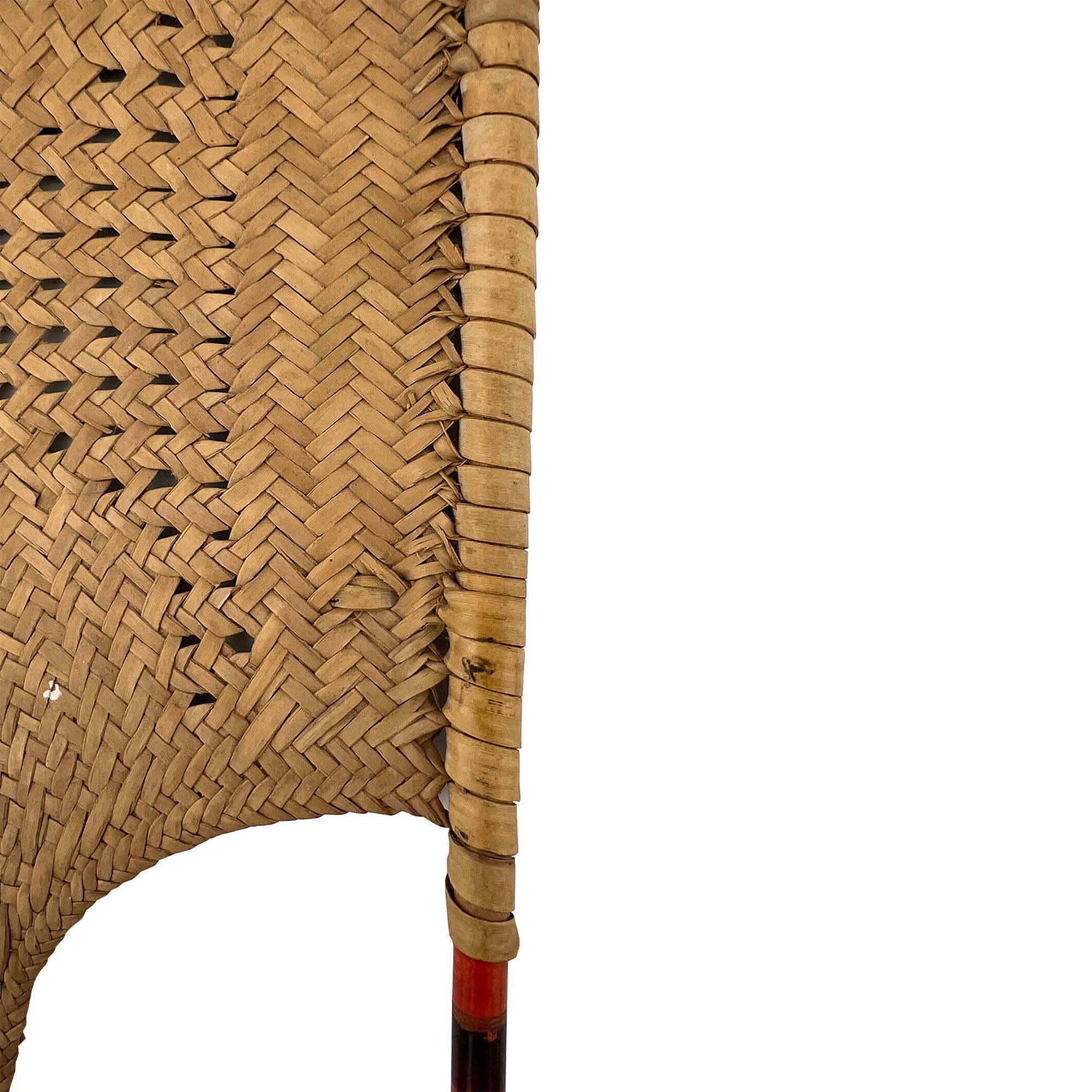 Vintage Handwoven Bambus & Painted Wood Dekorative Fan Wand Akzent (Hongkong) im Angebot