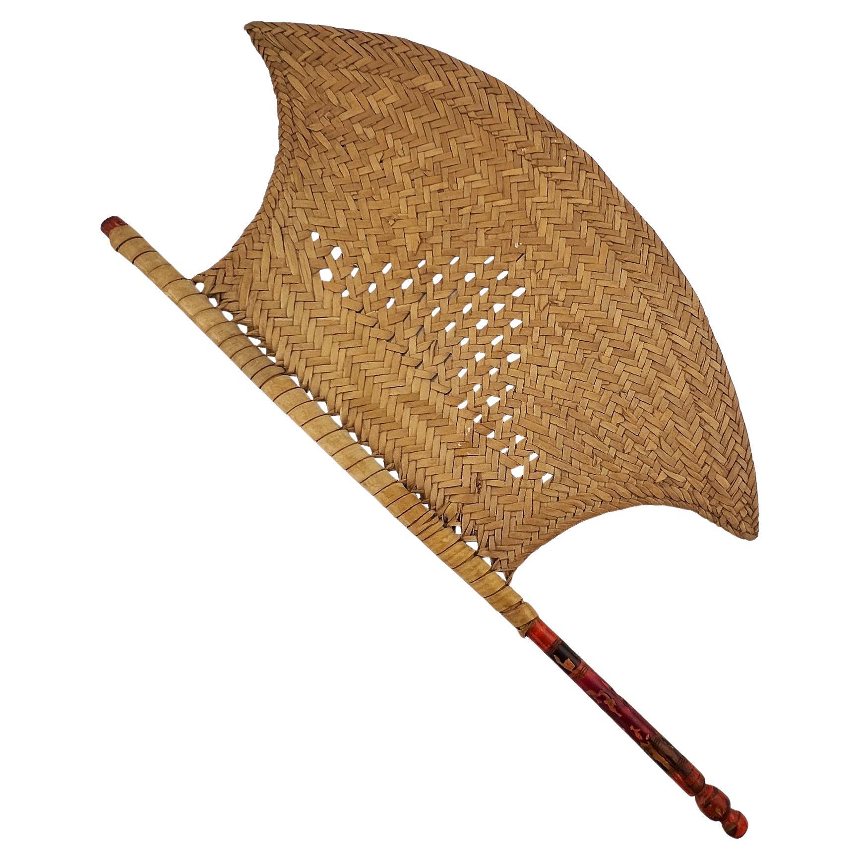 Vintage Handwoven Bambus & Painted Wood Dekorative Fan Wand Akzent im Angebot