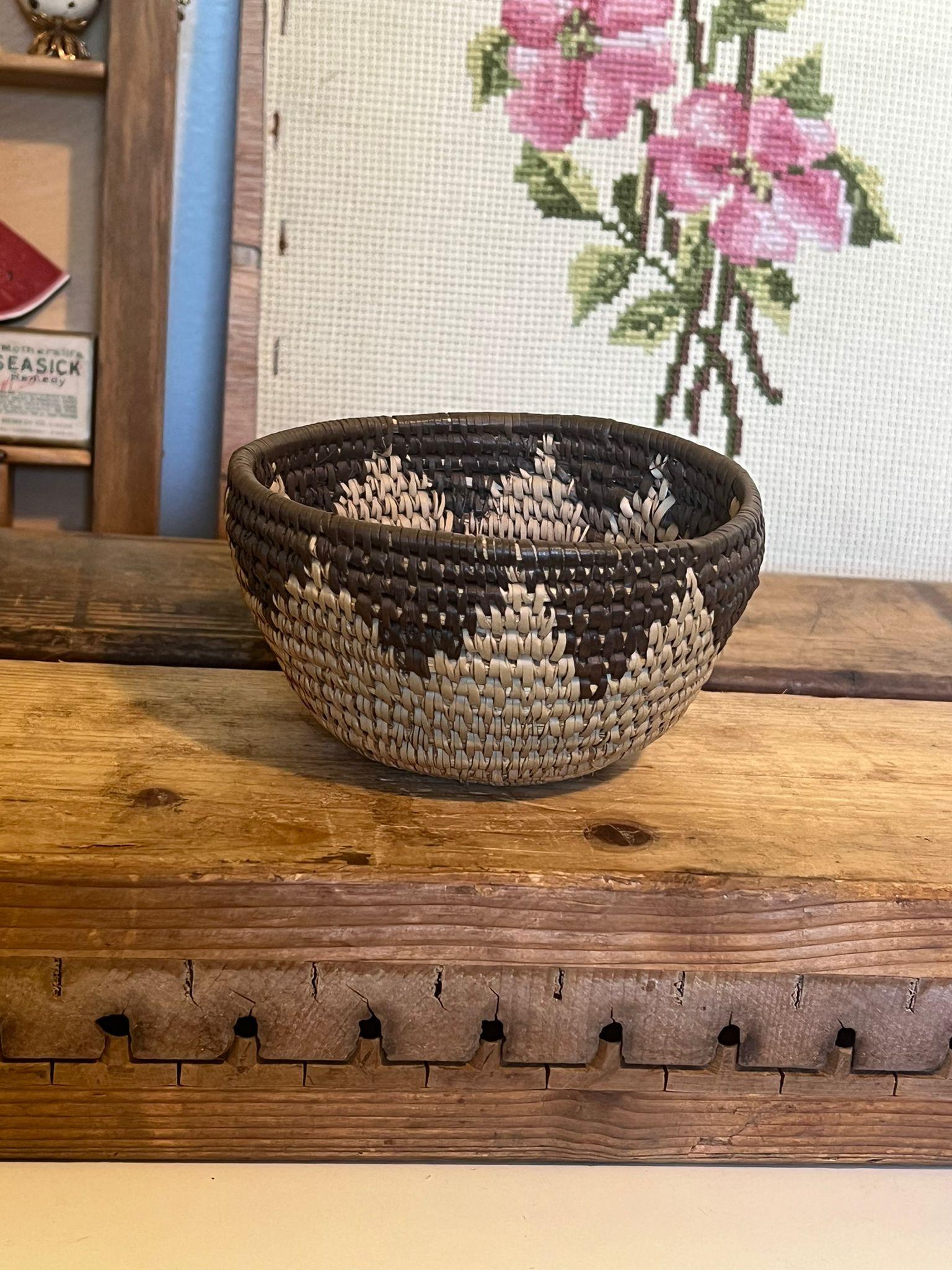 Peut-être africain. Non confirmé. Panier vintage tressé à la main avec une belle patine. Condition Vintage comme illustré. L'annonce ne concerne que l'article décrit.

 Dimensions. 4,5 