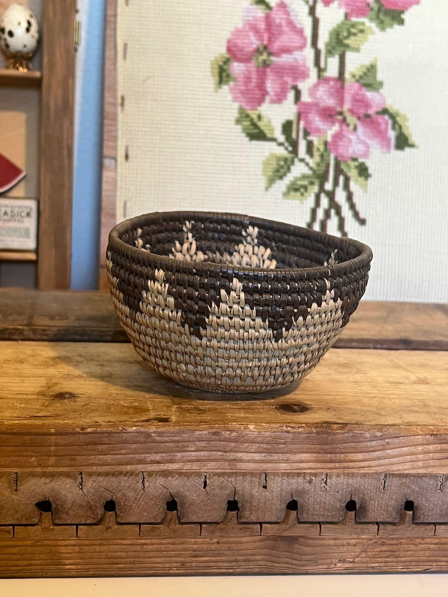 Mid-Century Modern Panier vintage tissé à la main. en vente