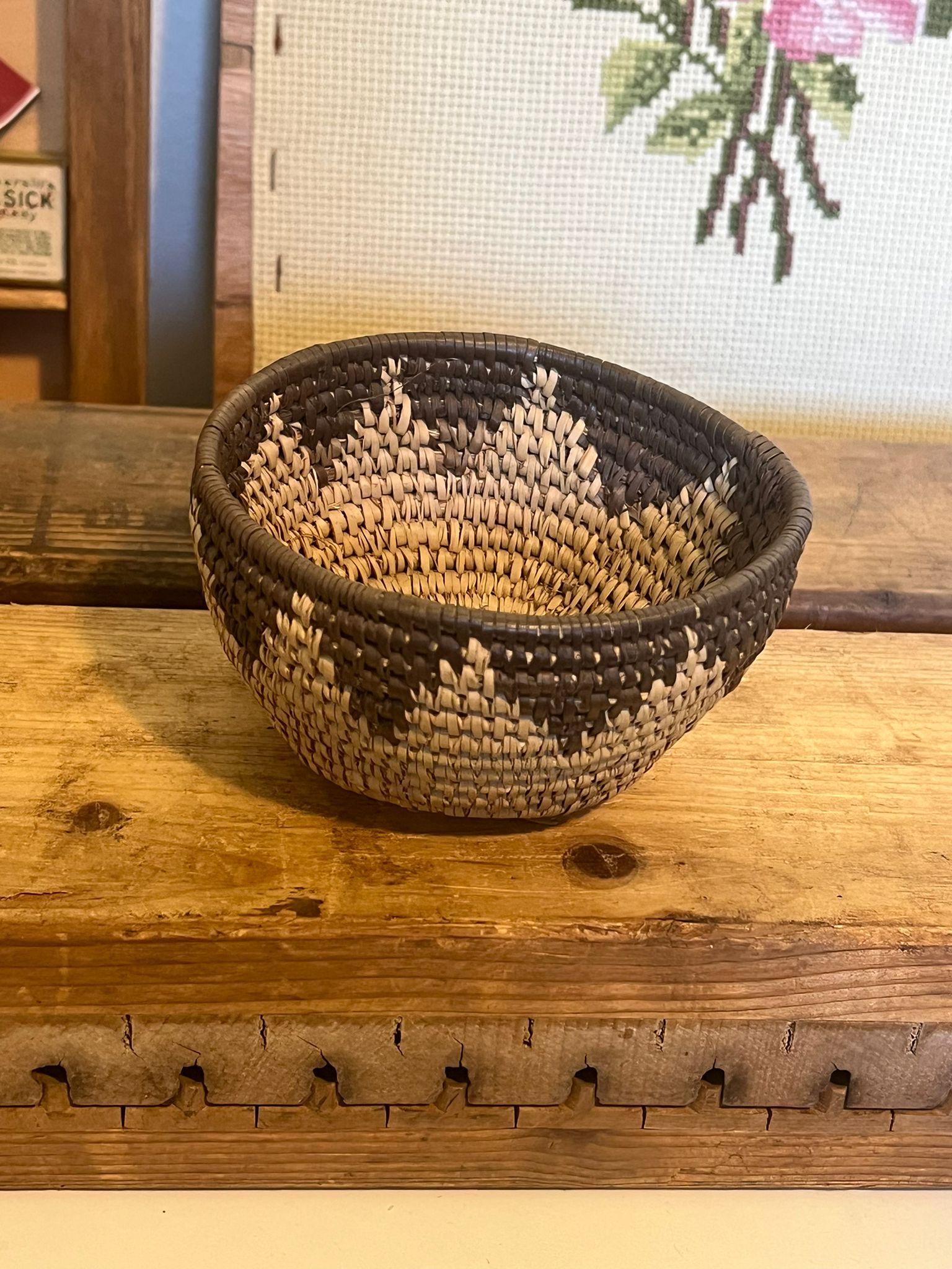 Panier vintage tissé à la main. Bon état - En vente à Seattle, WA
