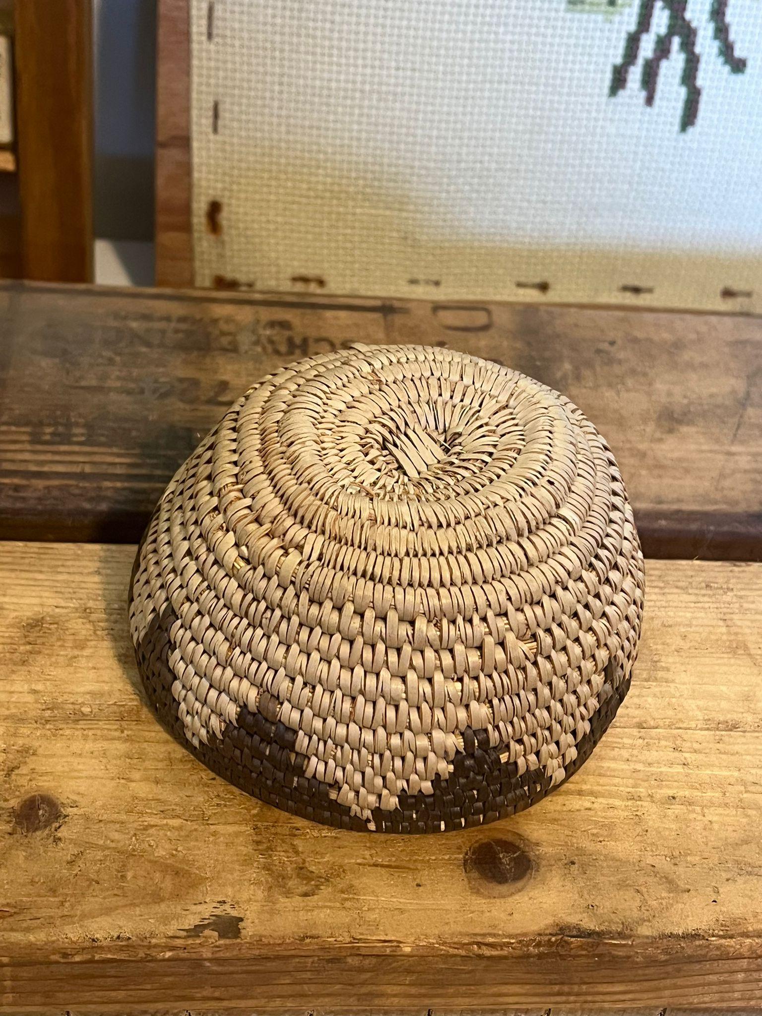 Rotin Panier vintage tissé à la main. en vente