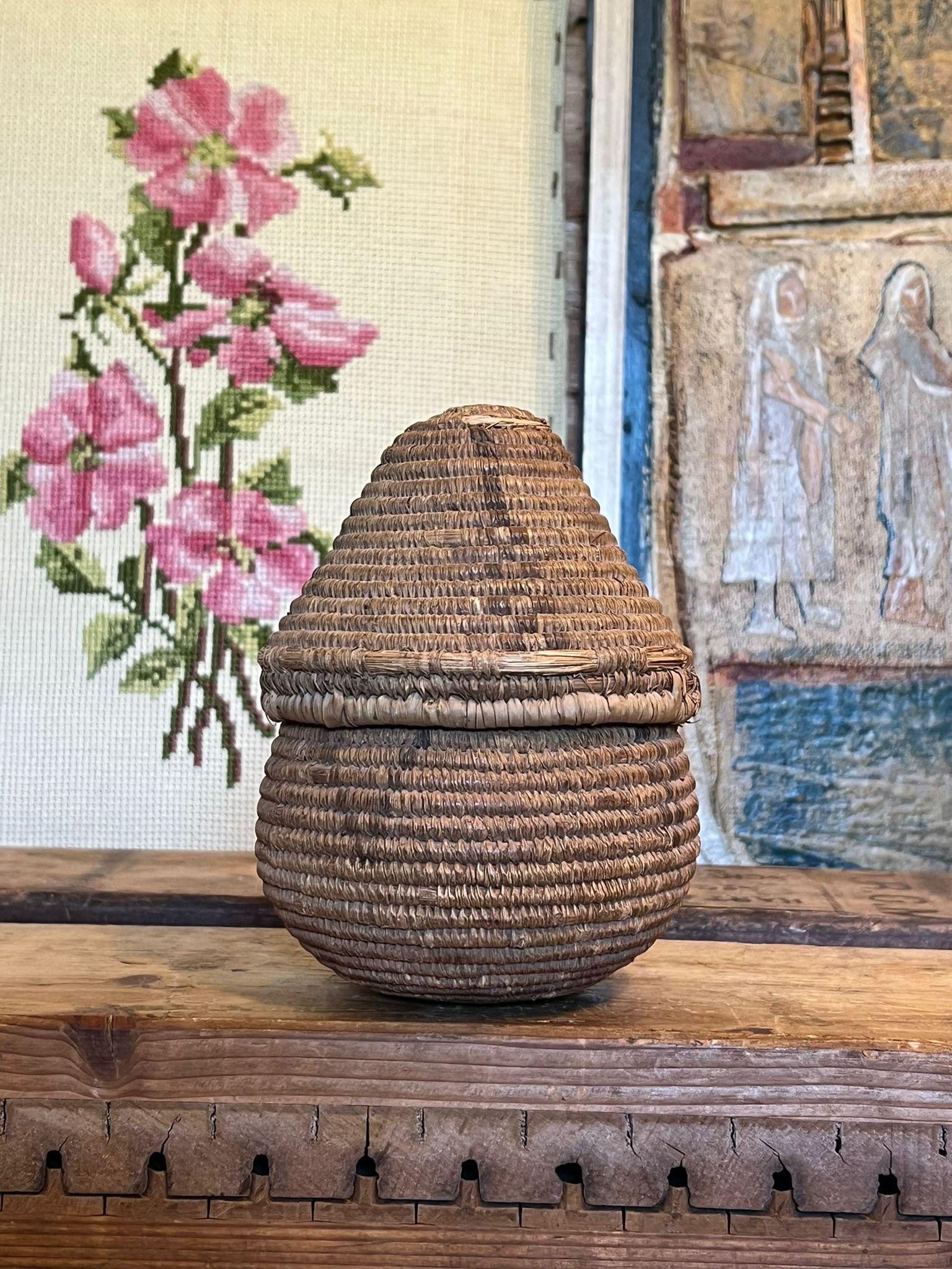 Dies ist ein handgeflochtener Korb mit schönen und einzigartigen Mustern. Sie werden in Afrika handgefertigt, und Körbe sind ein traditioneller Teil der Kultur. Der geflochtene Korb mit Deckel ist ein einzigartiges Kunstwerk, das Sie Ihrer Sammlung
