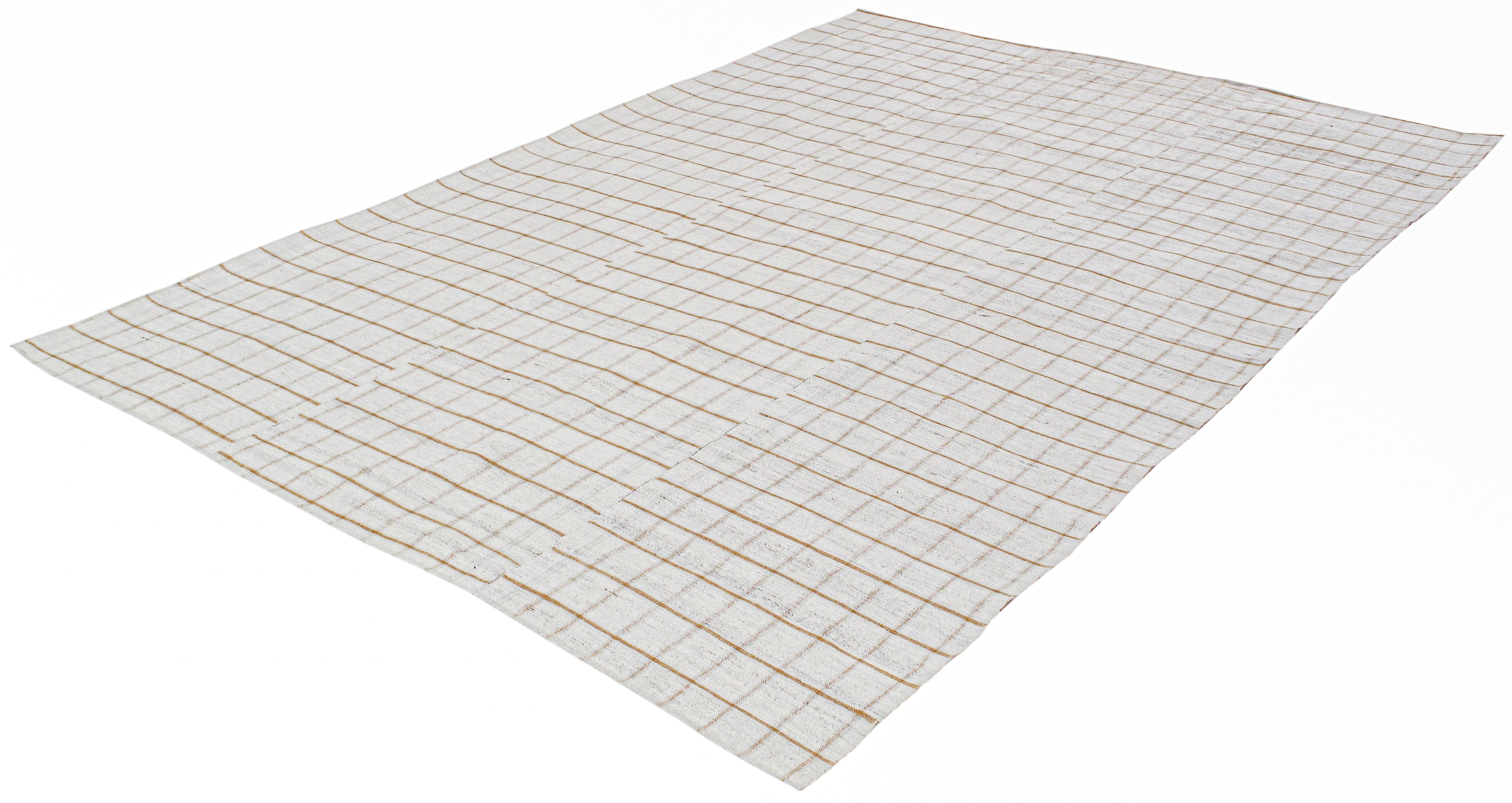 Vintage Handwoven Flatweave Kilim Rug In Excellent Condition For Sale In New York, NY