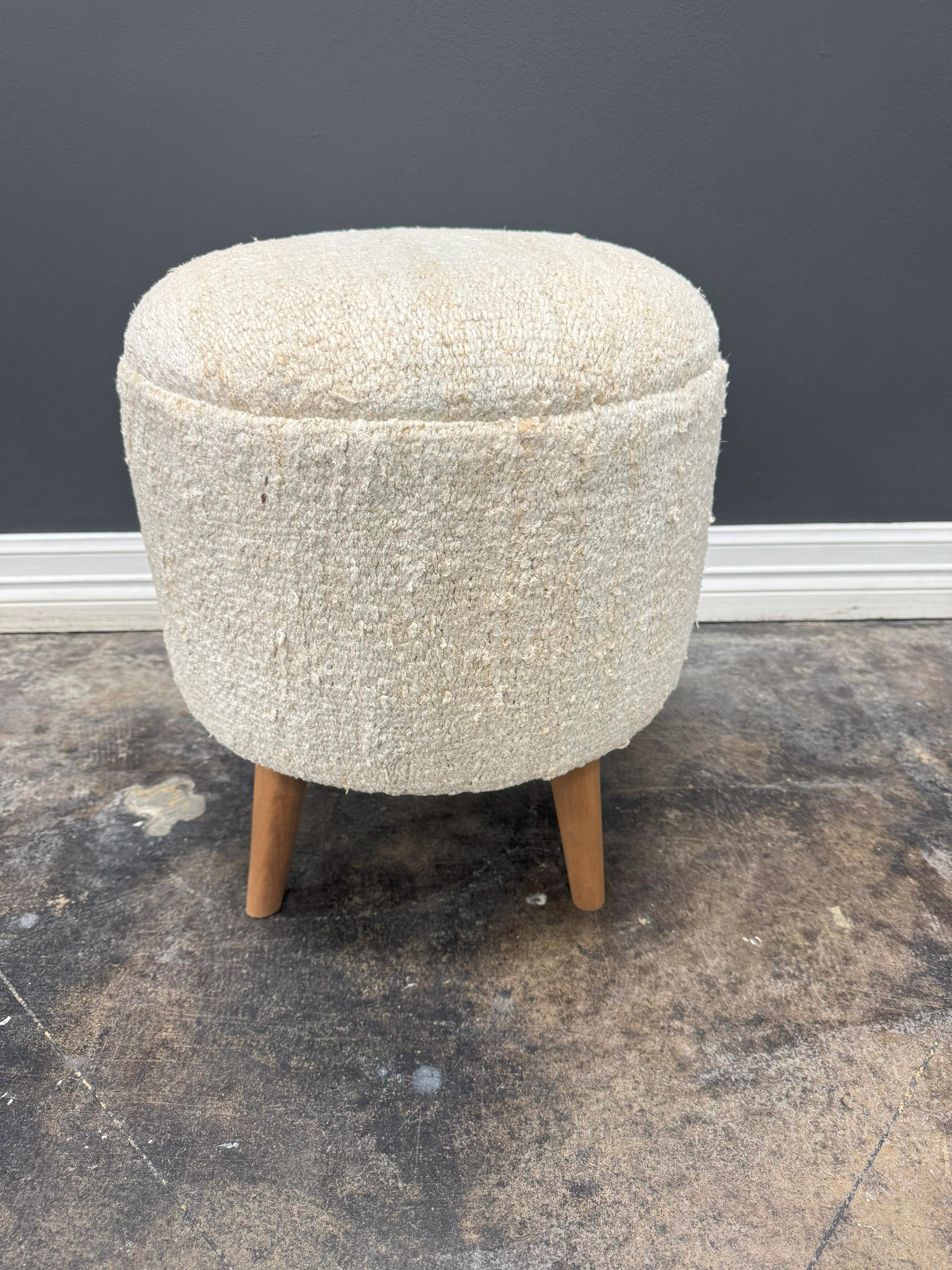 Introduci nel tuo spazio un fascino senza tempo e una vita eco-consapevole con questo pouf in canapa intrecciata a mano vintage beige e verde acqua del 1960. Questo pezzo versatile funge da comodo poggiapiedi e da seduta aggiuntiva, rendendolo