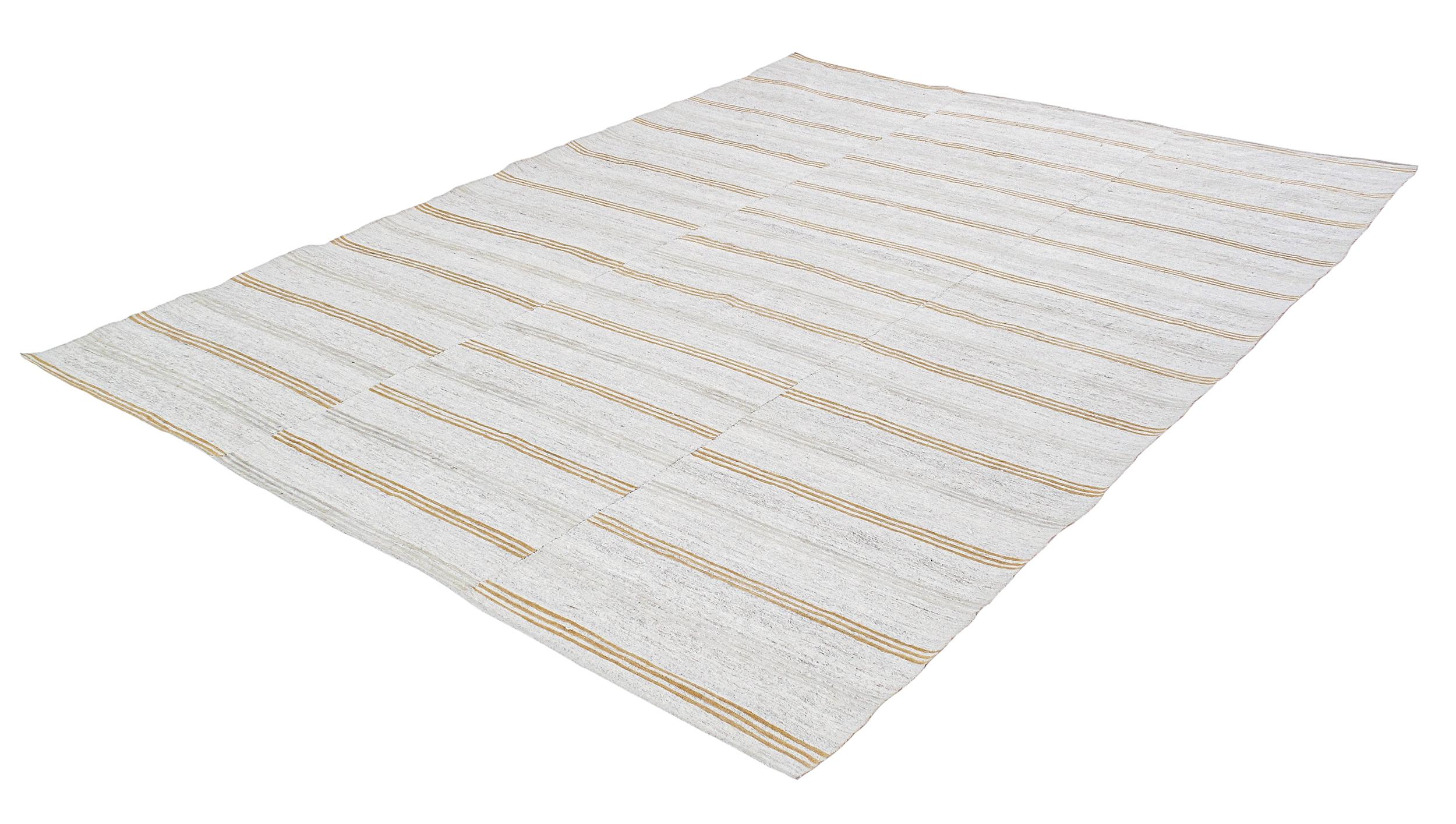 Vintage Handwoven Kilim Rug In Good Condition For Sale In New York, NY