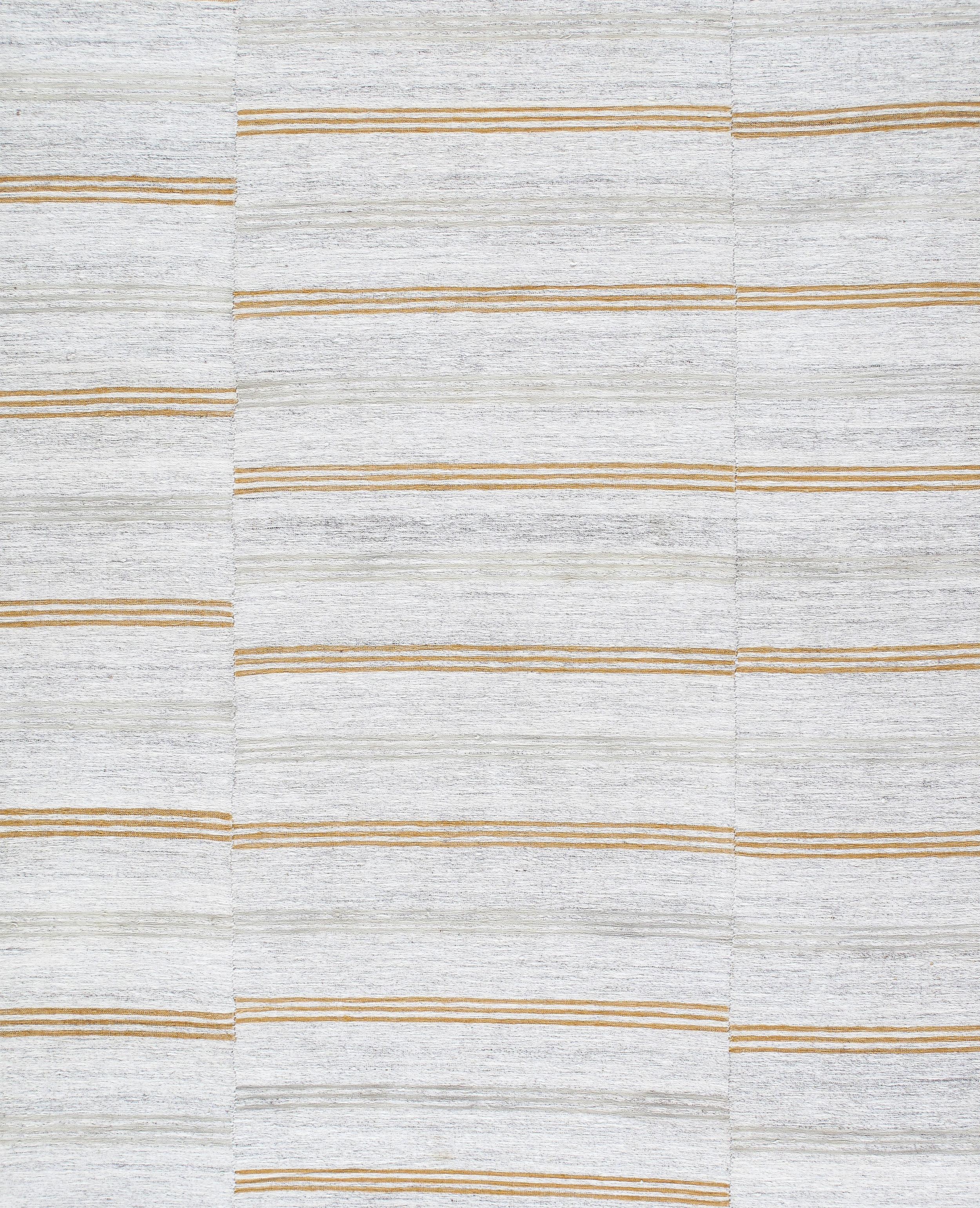 Late 20th Century Vintage Handwoven Kilim Rug For Sale