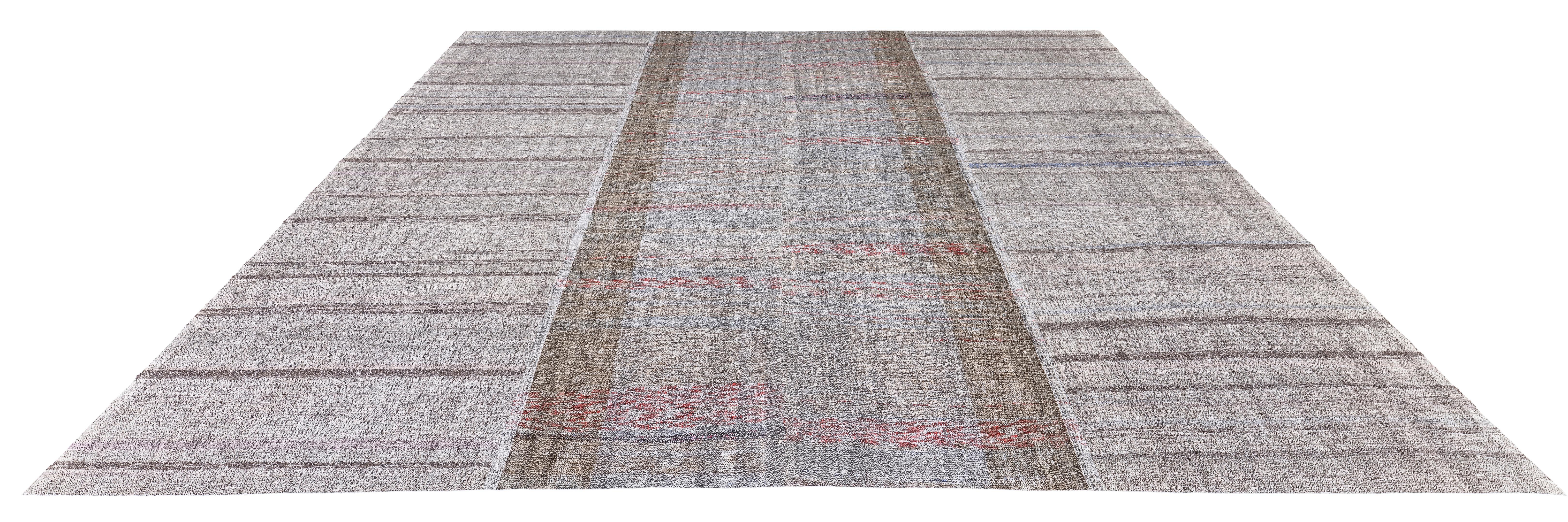 Vintage Handwoven Mid-Century Modern Persian Flatweave Rug in Natural Grey Tones im Zustand „Gut“ im Angebot in New York, NY