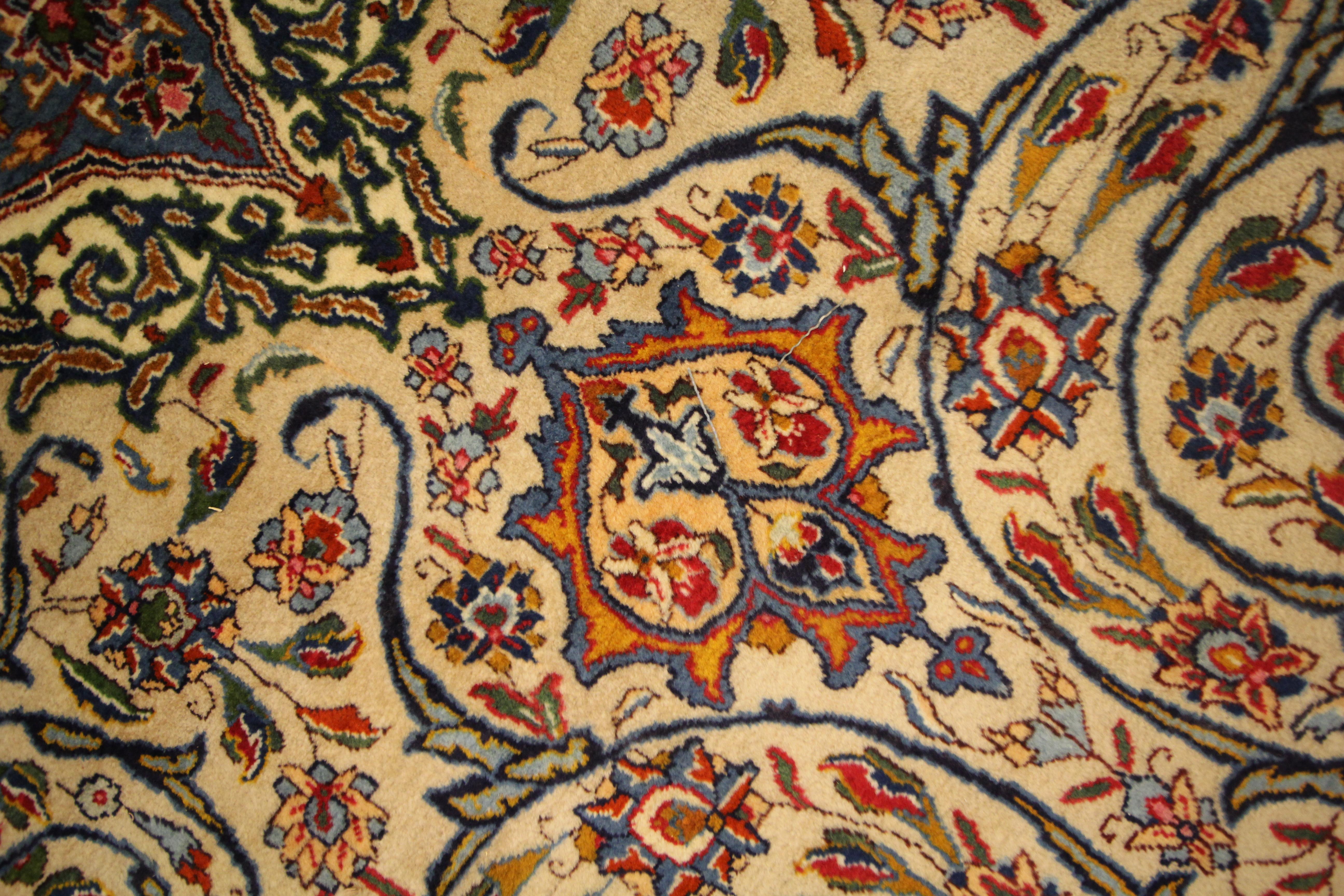 Azerbaïdjanais Tapis vintage de salon traditionnel ivoire vintage tissé à la main pour zone orientale en vente