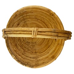 Cestino vintage in canna intrecciata a mano con manico in legno curvato