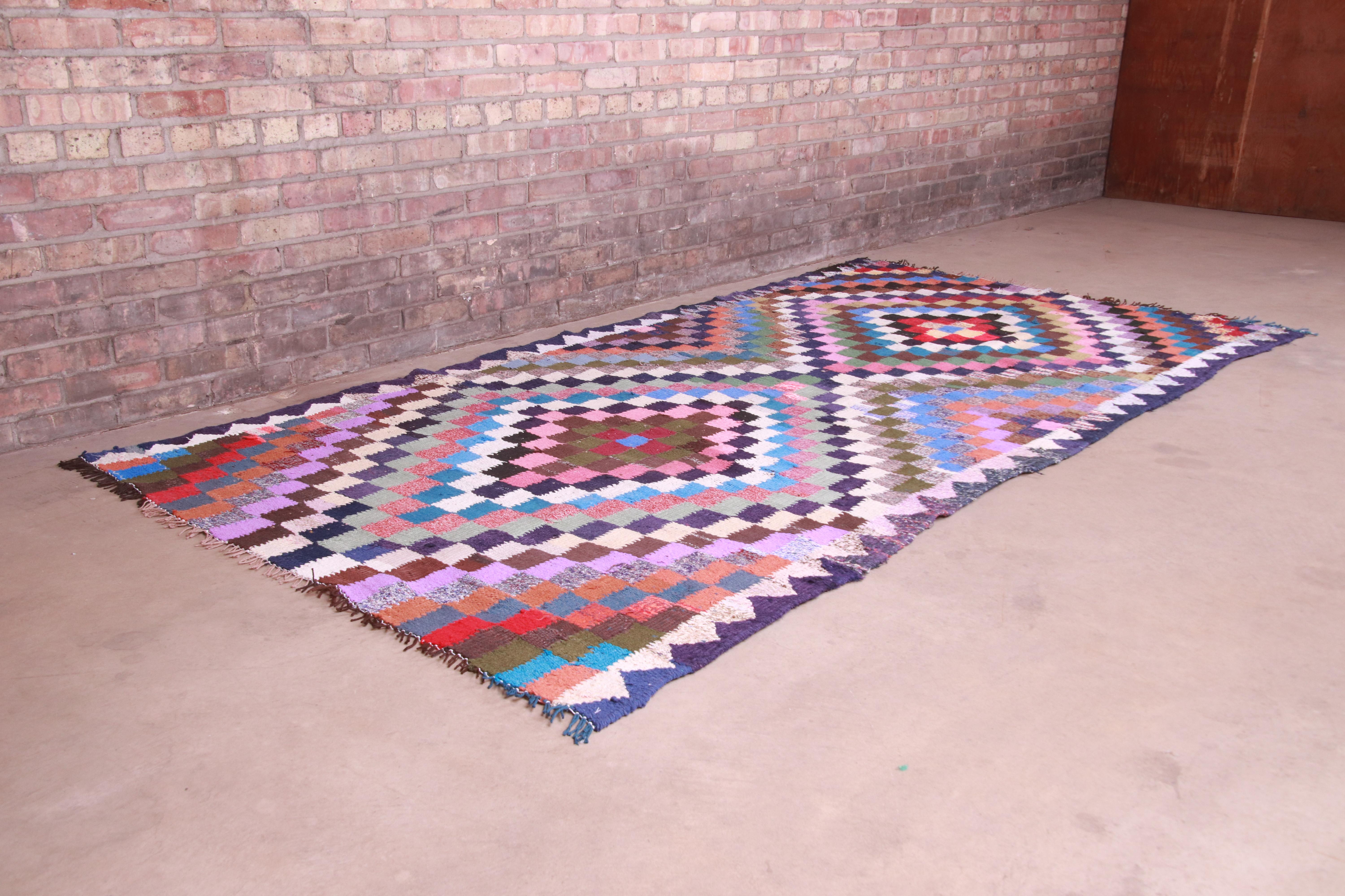 A gorgeous Mid-Century Modern handwoven Persian Kilim rug

Mid-20th Century

Colorful and vibrant geometric design

Measures: 4'10