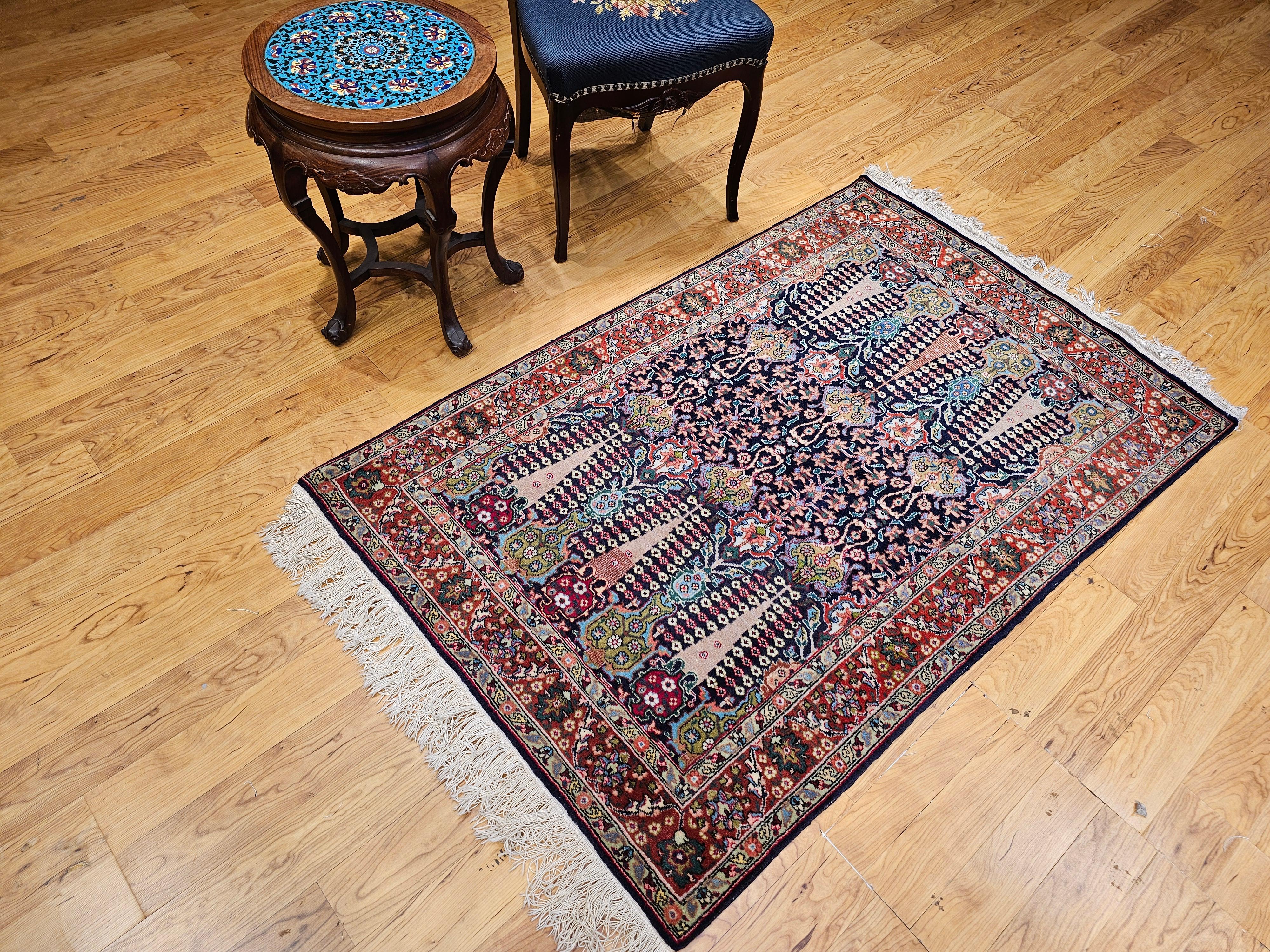 Tappeto d'epoca Tabriz persiano tessuto a mano con motivi all over nei colori navy e verde in vendita 3