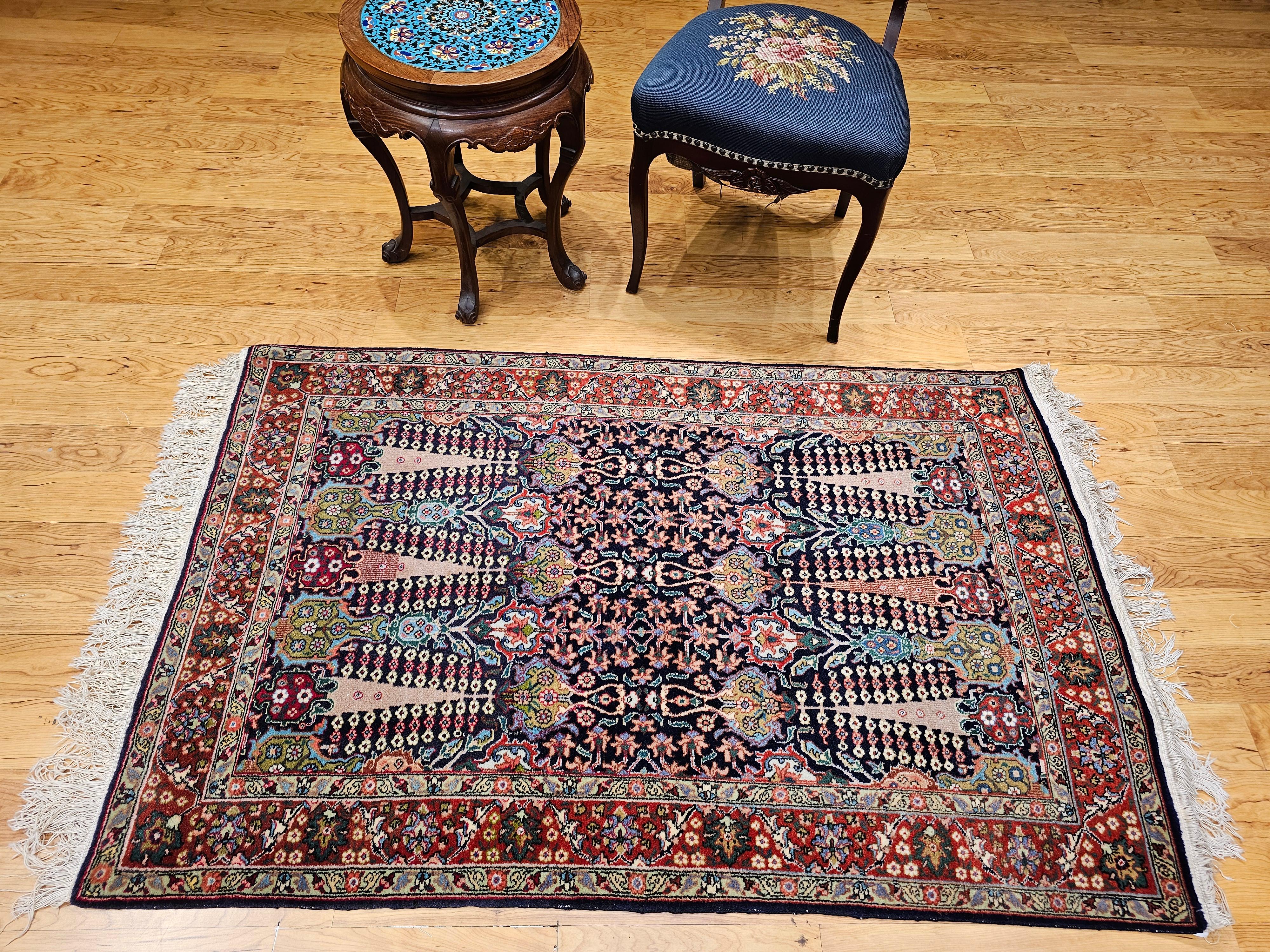 Tappeto d'epoca Tabriz persiano tessuto a mano con motivi all over nei colori navy e verde in vendita 4