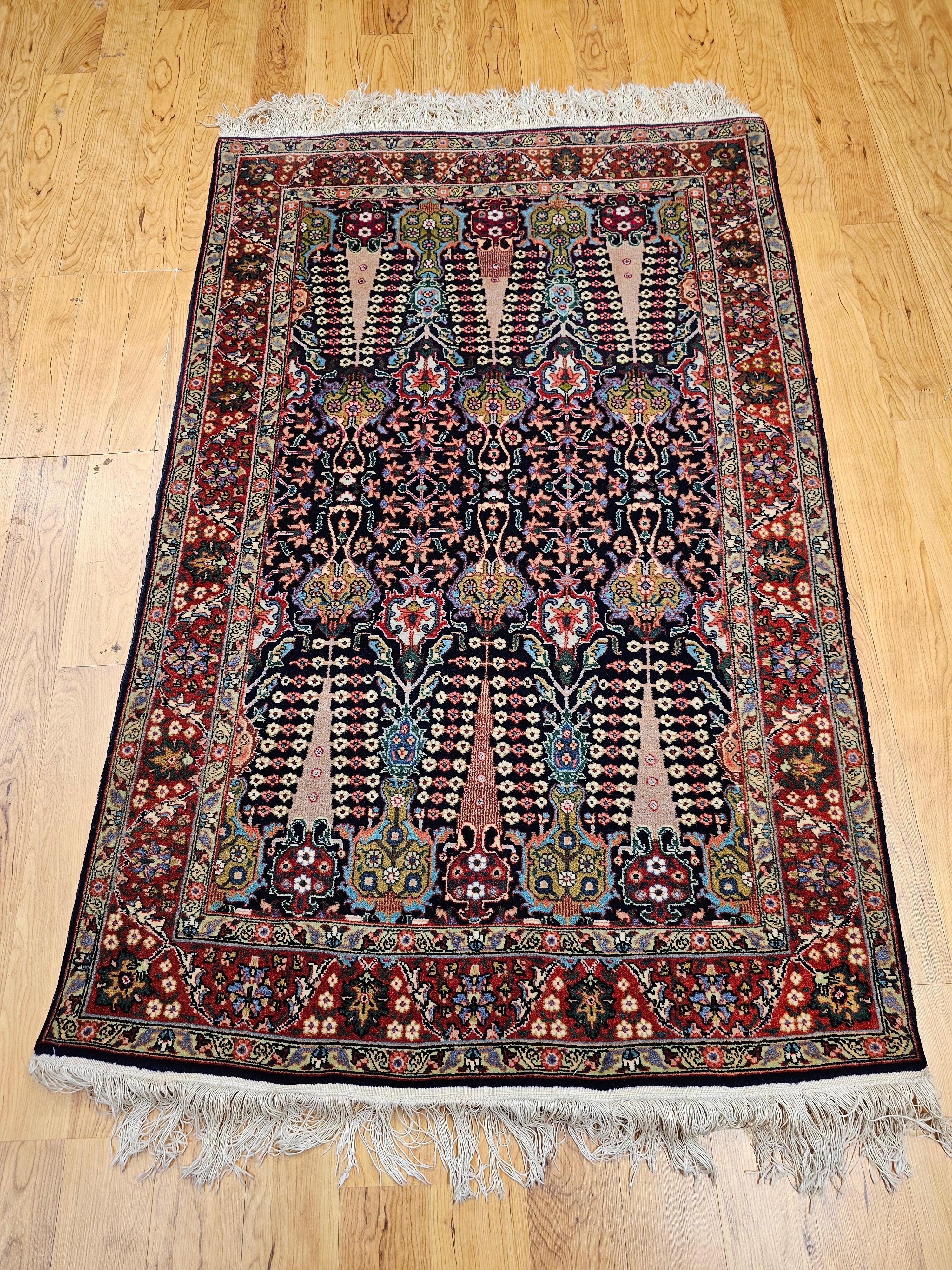 Questo eccezionale tappeto Tabriz antico dell'inizio del XX secolo presenta uno squisito disegno allover che riflette la maestria della tessitura persiana. Tessuto a mano nei rinomati laboratori di Tabriz, questo tappeto unico nel suo genere è stato