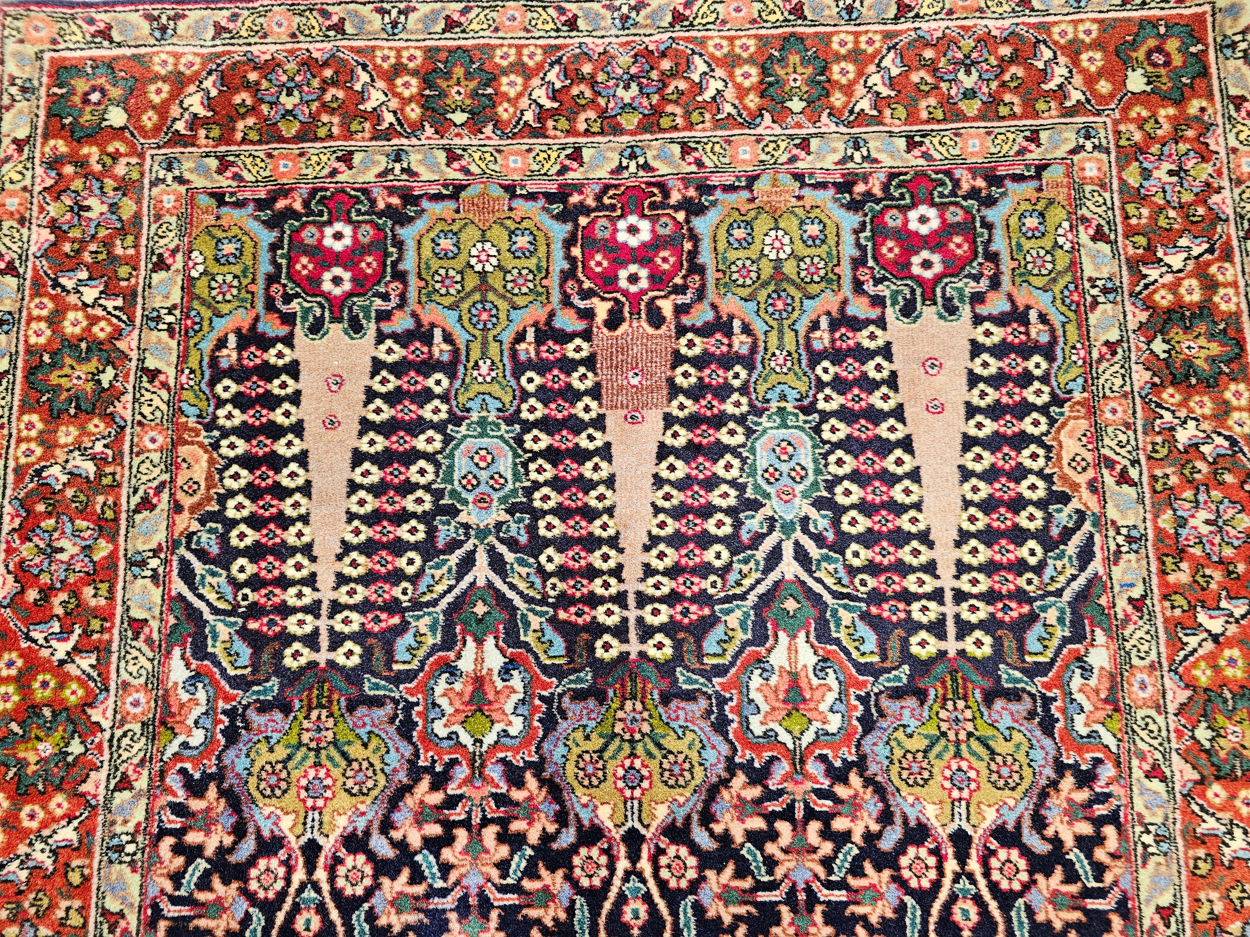 Persiano Tappeto d'epoca Tabriz persiano tessuto a mano con motivi all over nei colori navy e verde in vendita