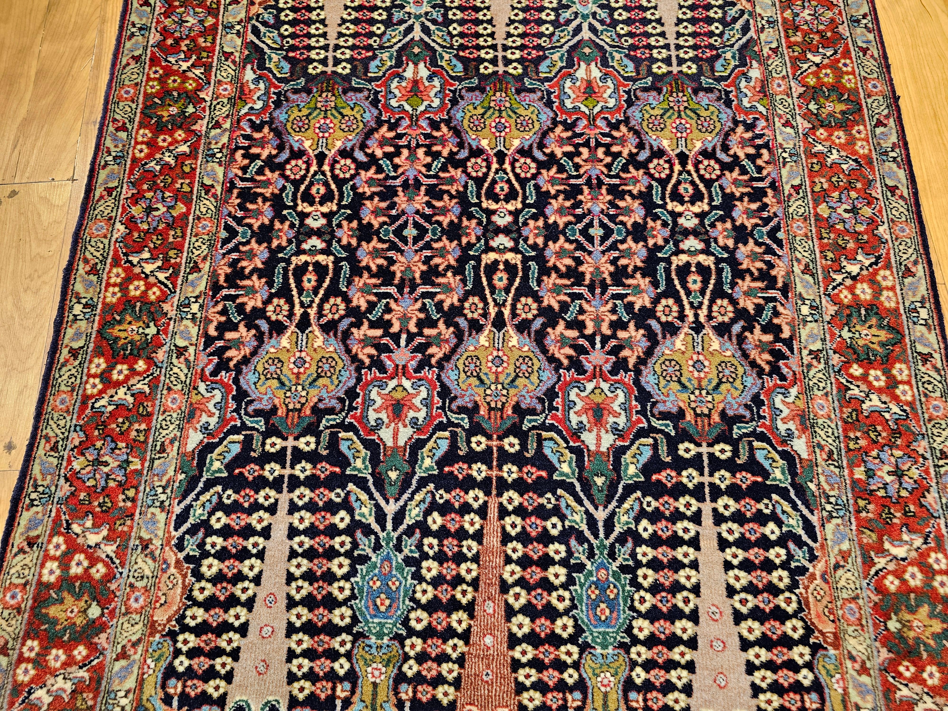 Tessuto a mano Tappeto d'epoca Tabriz persiano tessuto a mano con motivi all over nei colori navy e verde in vendita