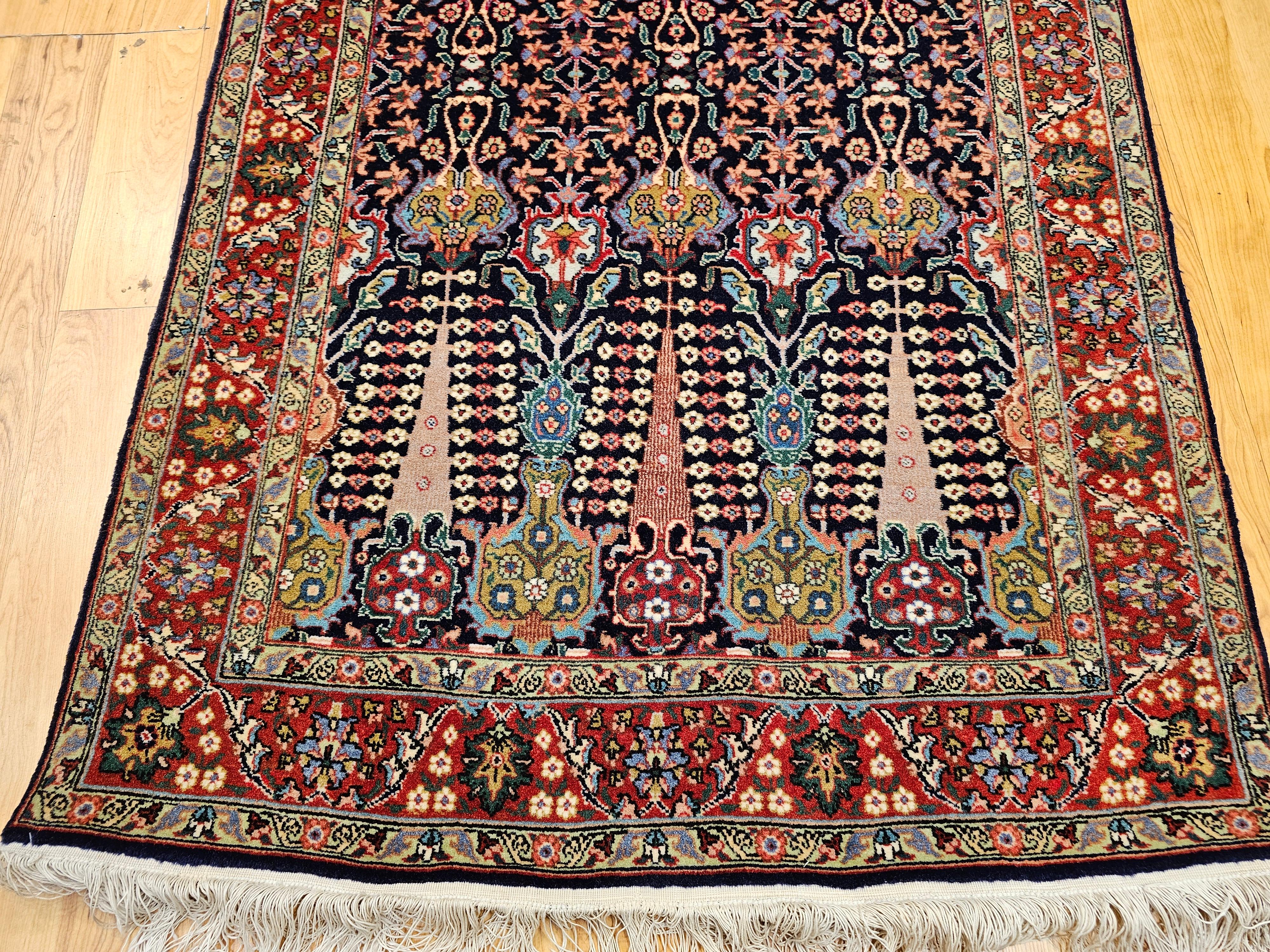 Tappeto d'epoca Tabriz persiano tessuto a mano con motivi all over nei colori navy e verde In condizioni buone in vendita a Barrington, IL