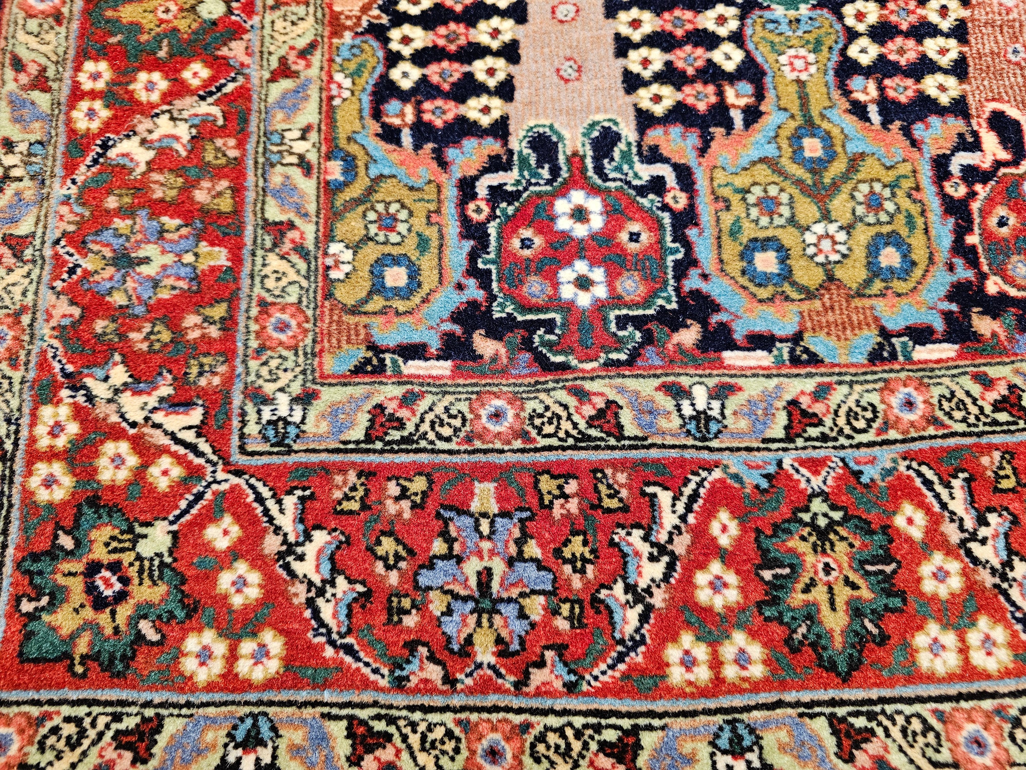 XX secolo Tappeto d'epoca Tabriz persiano tessuto a mano con motivi all over nei colori navy e verde in vendita