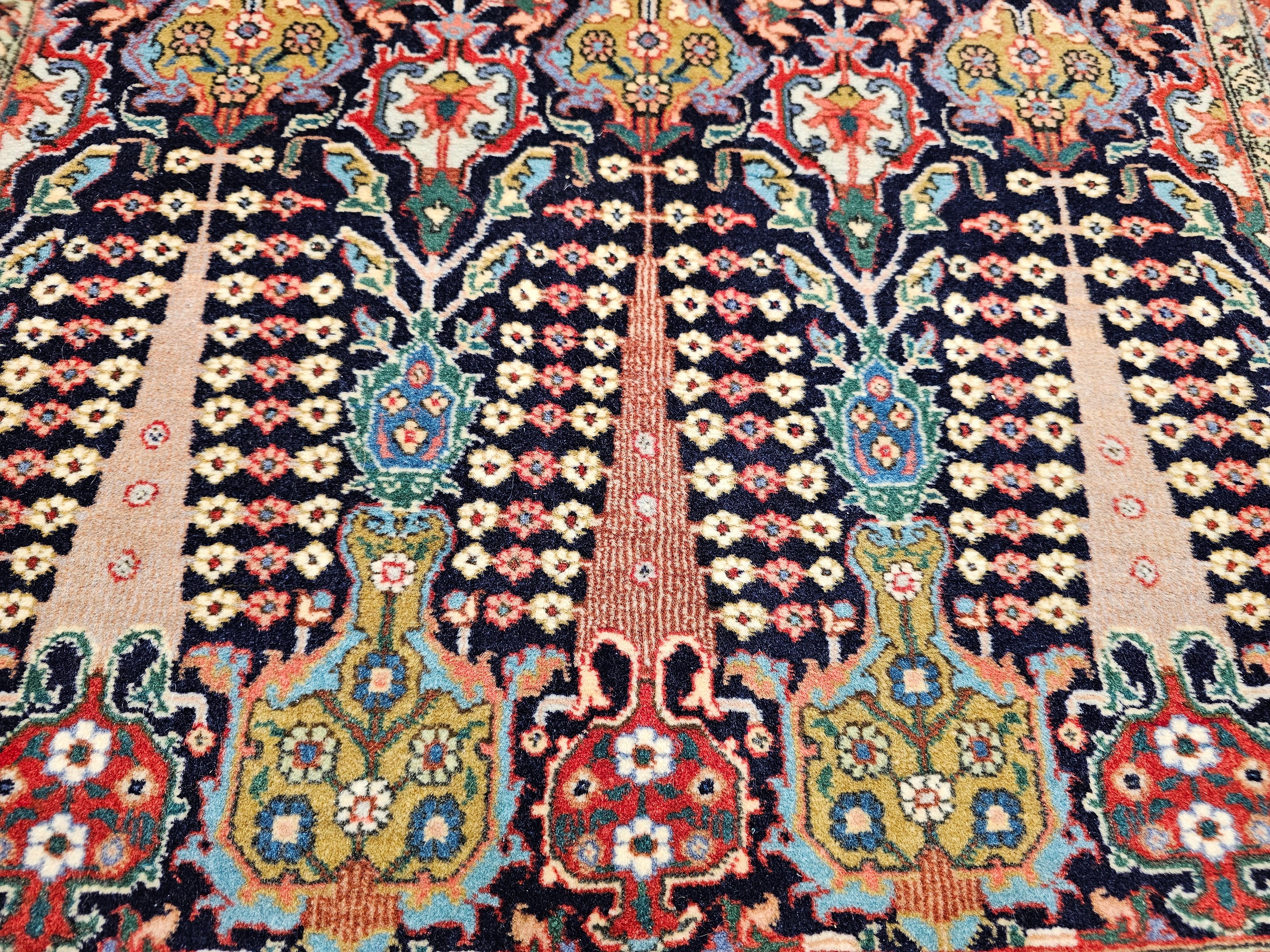 Lana Tappeto d'epoca Tabriz persiano tessuto a mano con motivi all over nei colori navy e verde in vendita