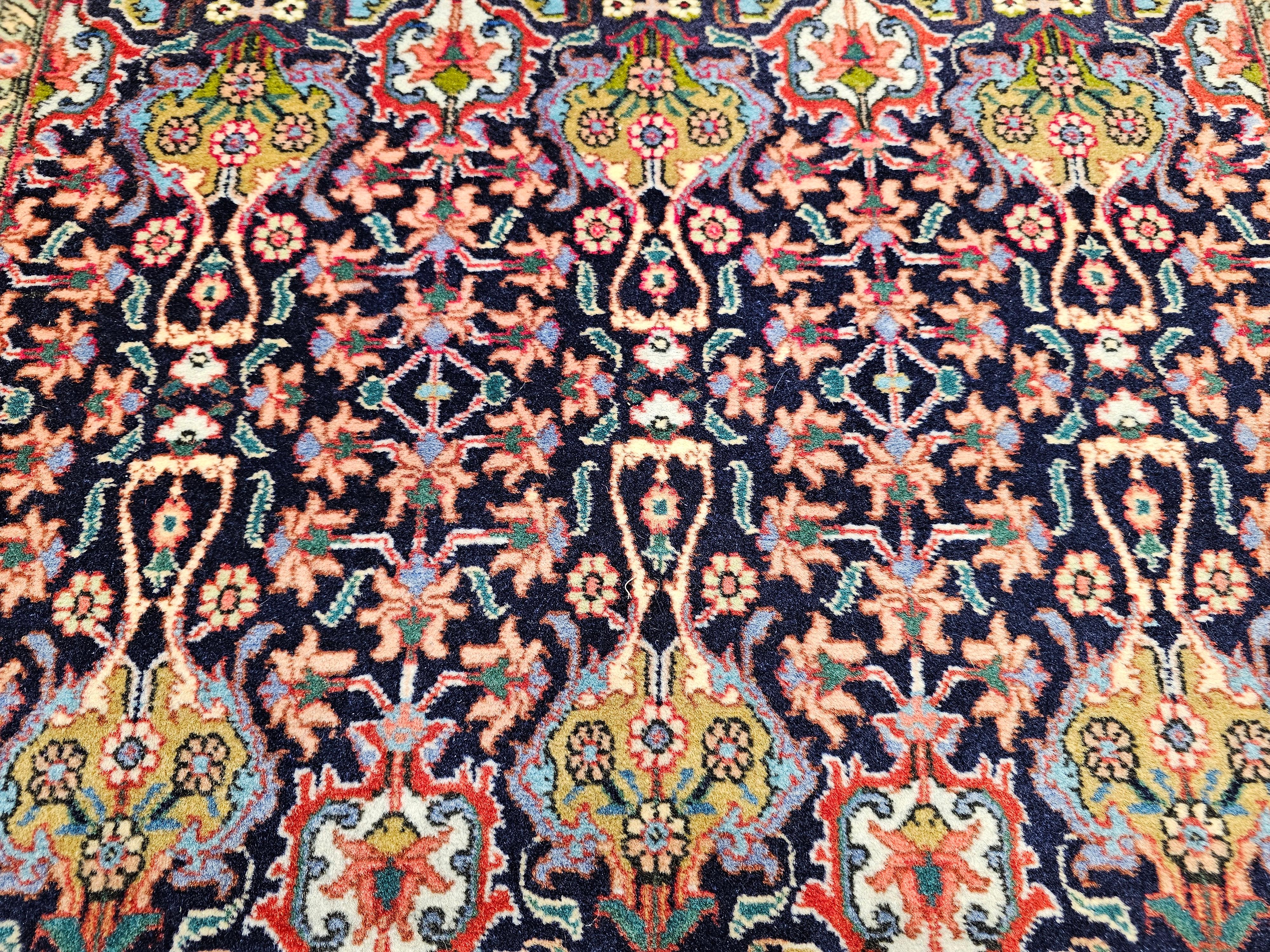 Tappeto d'epoca Tabriz persiano tessuto a mano con motivi all over nei colori navy e verde in vendita 1