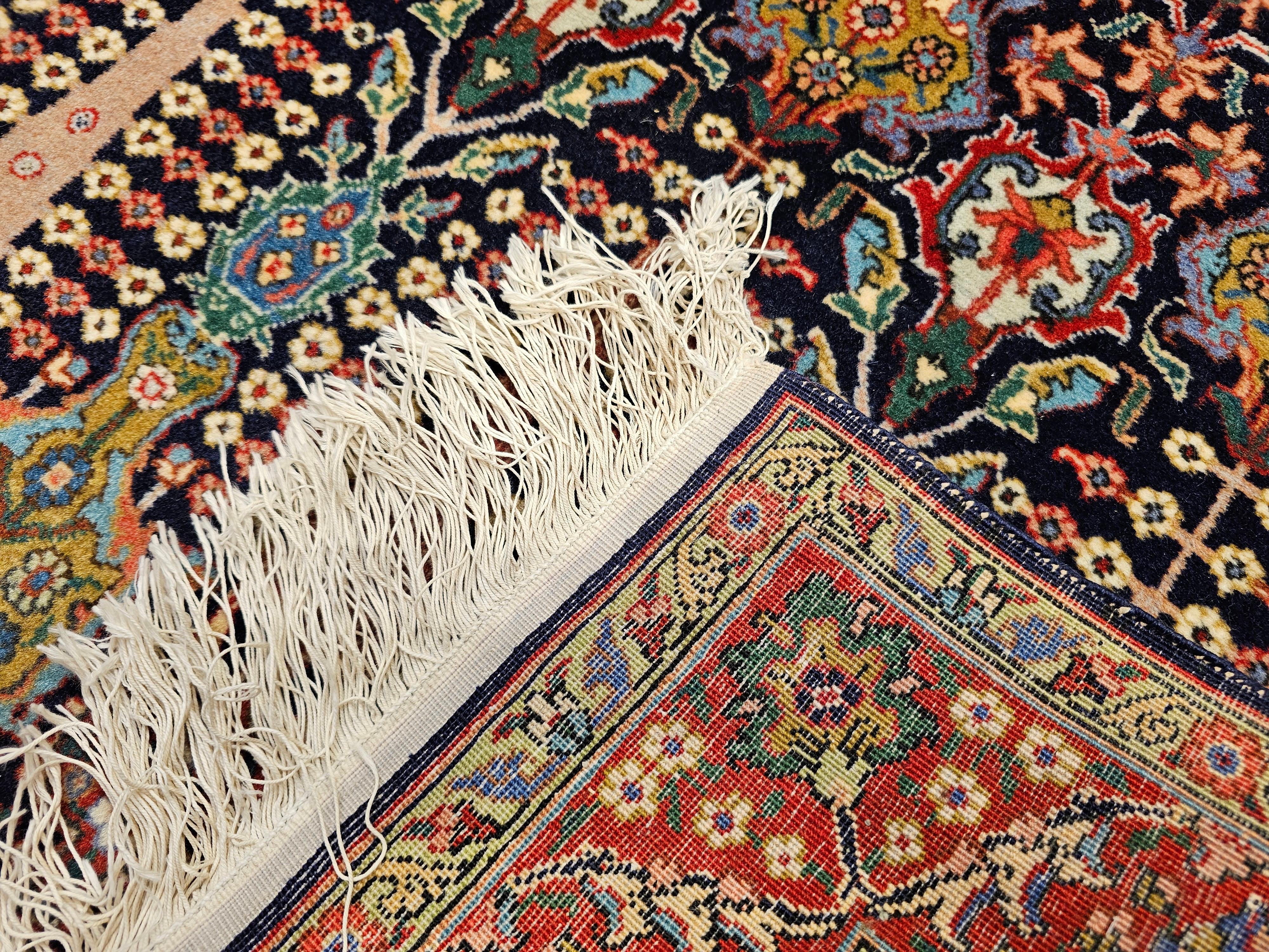 Tappeto d'epoca Tabriz persiano tessuto a mano con motivi all over nei colori navy e verde in vendita 2