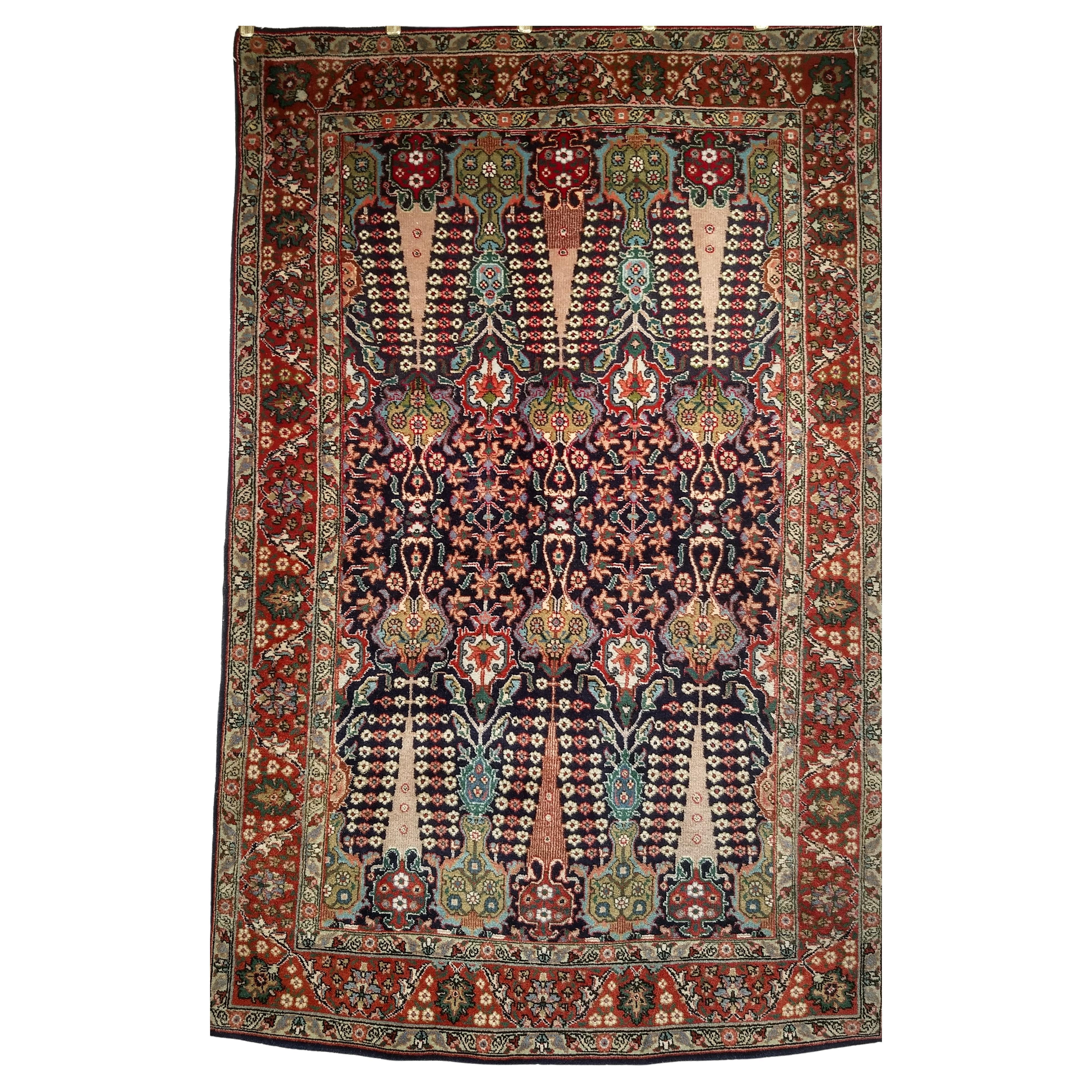 Tappeto d
epoca Tabriz persiano tessuto a mano con motivi all over nei colori navy e verde in vendita