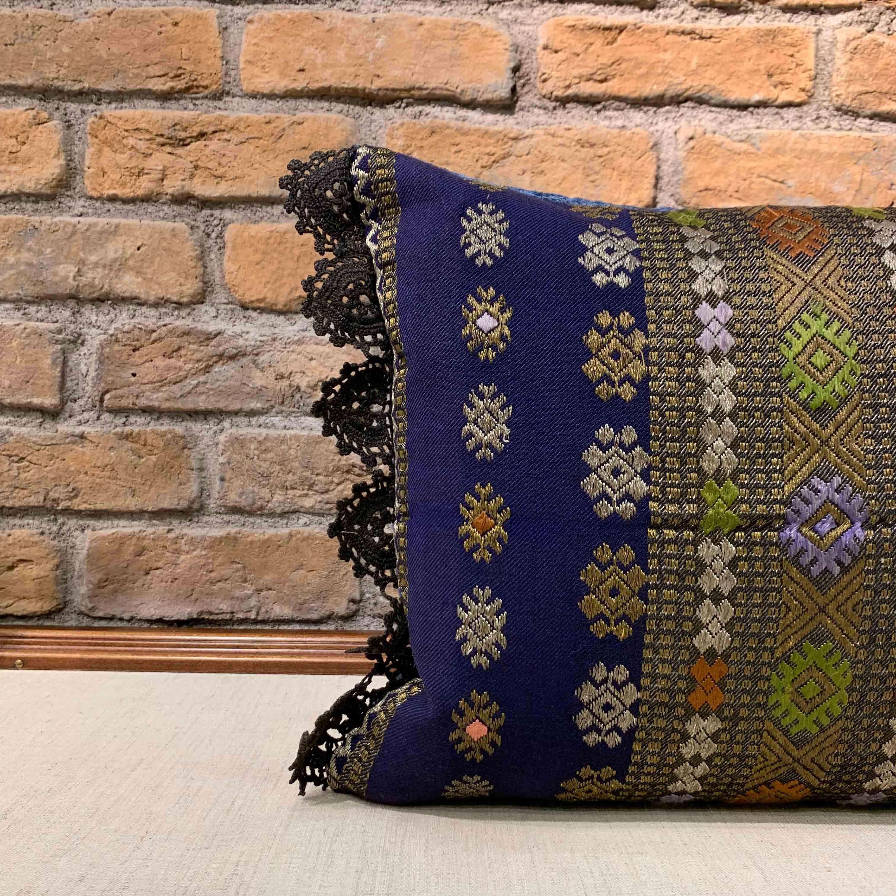 Altro Cuscino vintage in seta intrecciata a mano con rifiniture in pizzo nero e retro in velluto in vendita