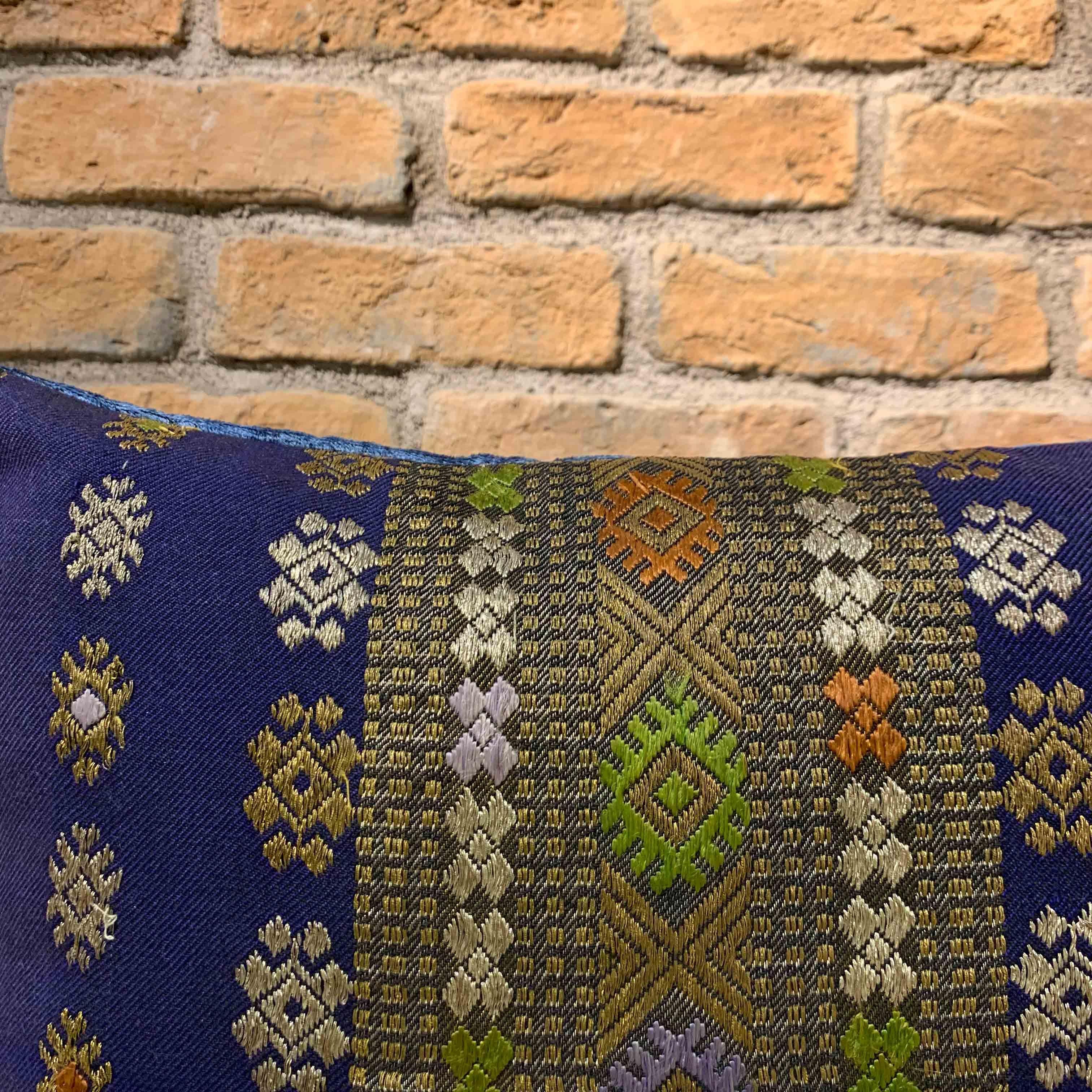 Turco Cuscino vintage in seta intrecciata a mano con rifiniture in pizzo nero e retro in velluto in vendita