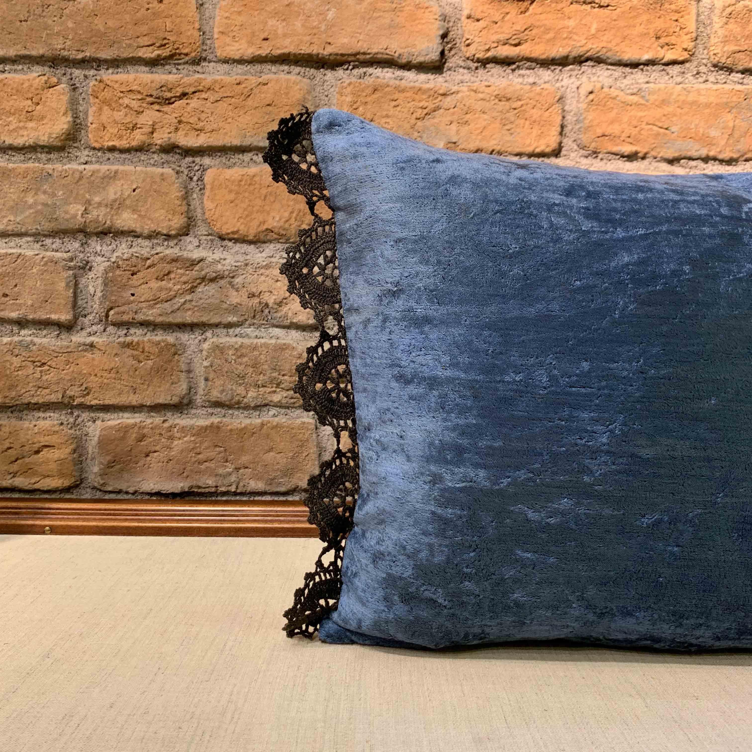 Tessuto a mano Cuscino vintage in seta intrecciata a mano con rifiniture in pizzo nero e retro in velluto in vendita