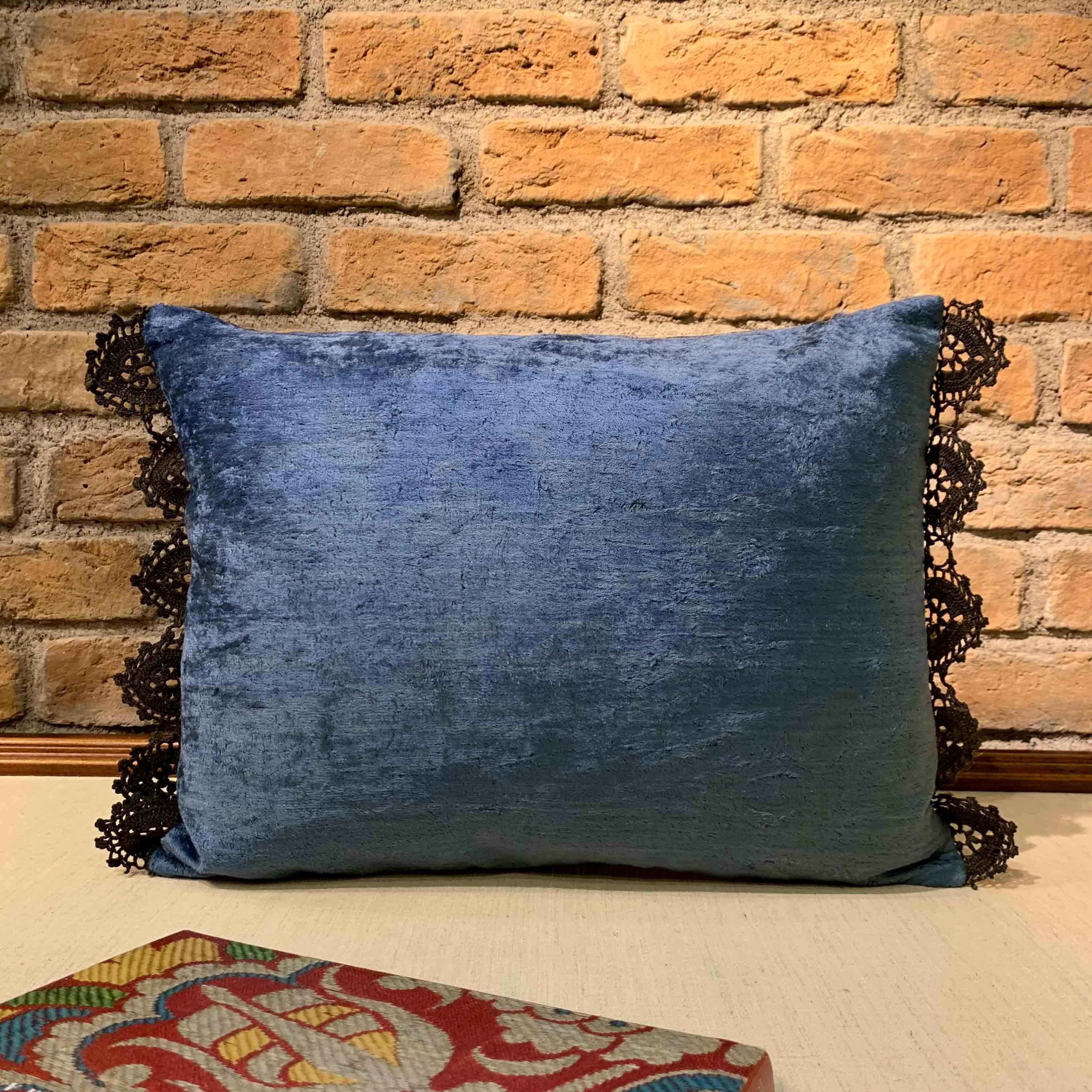 Cuscino vintage in seta intrecciata a mano con rifiniture in pizzo nero e retro in velluto In condizioni buone in vendita a 中央区, JP
