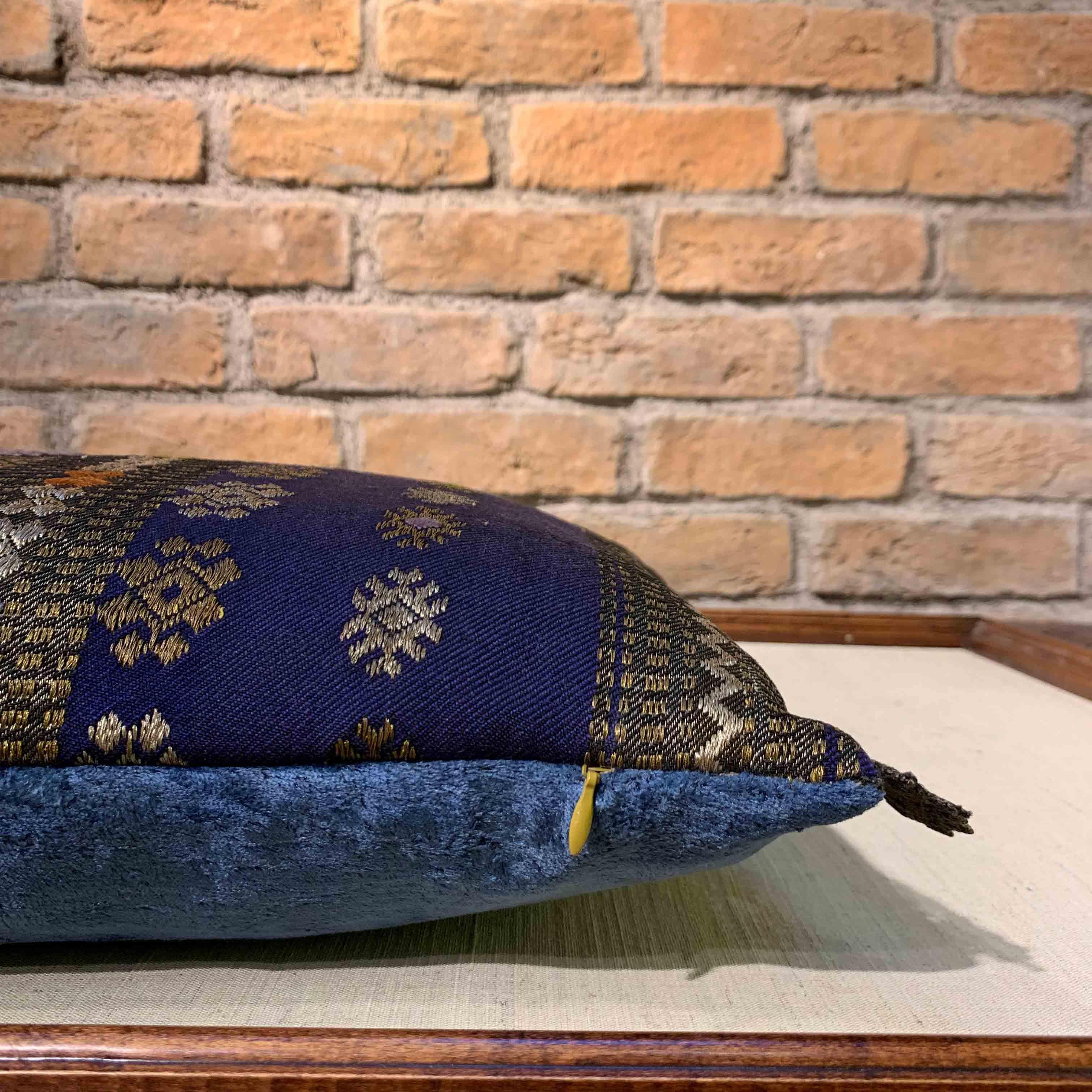 XXI secolo e contemporaneo Cuscino vintage in seta intrecciata a mano con rifiniture in pizzo nero e retro in velluto in vendita