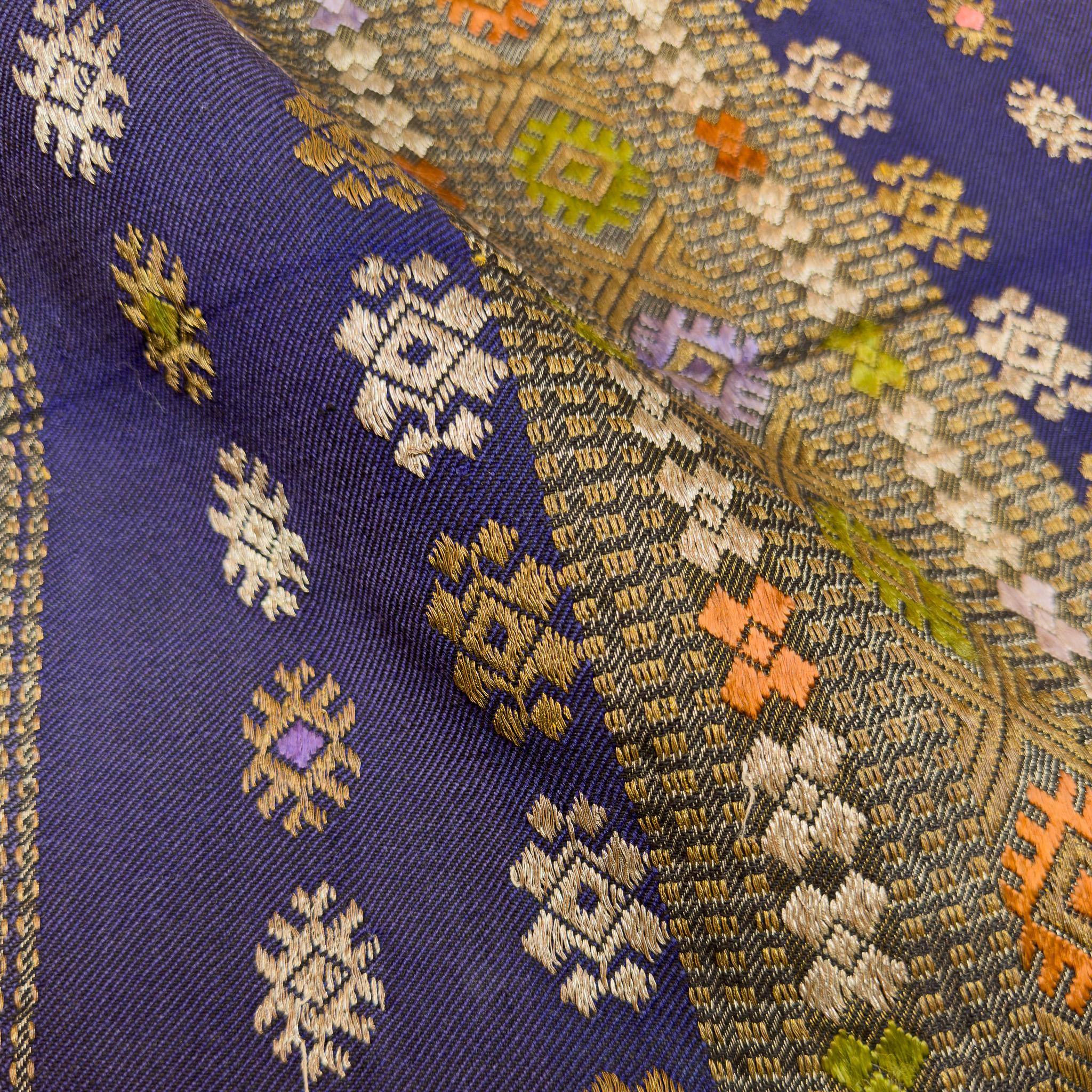 Seta Cuscino vintage in seta intrecciata a mano con rifiniture in pizzo nero e retro in velluto in vendita
